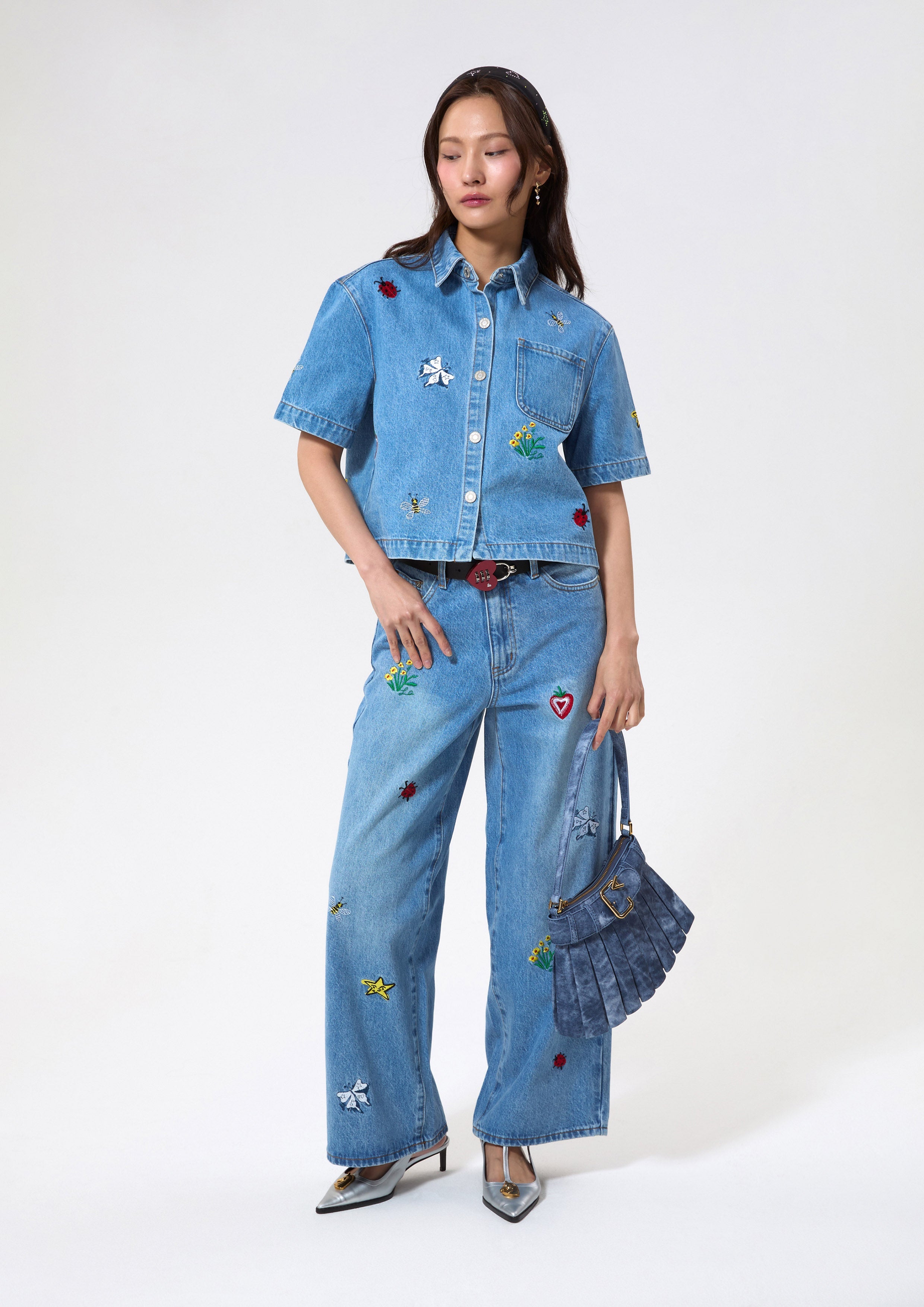 เสื้อเชิ้ตเดนิมแขนสั้นปักลาย คอลเลกชัน Cruise to the Full Bloom