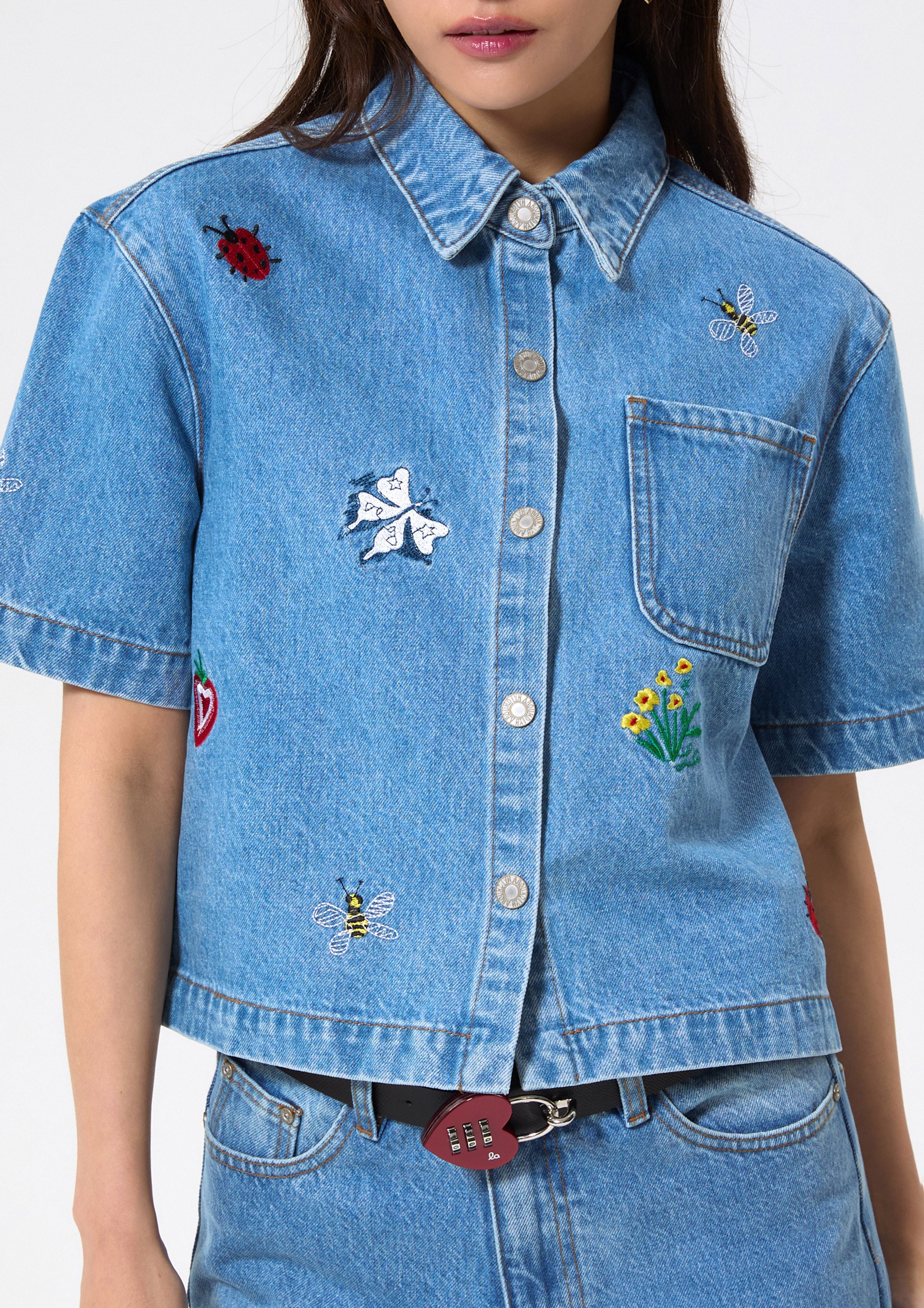 เสื้อเชิ้ตเดนิมแขนสั้นปักลาย คอลเลกชัน Cruise to the Full Bloom