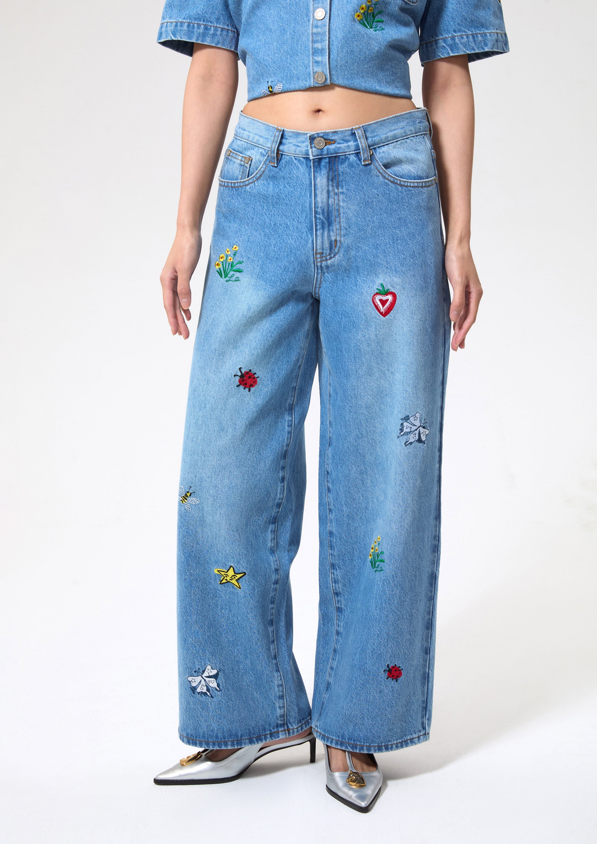 กางเกงเดนิมขายาวสีเฟดปักลาย คอลเลกชัน Cruise to The Full Bloom