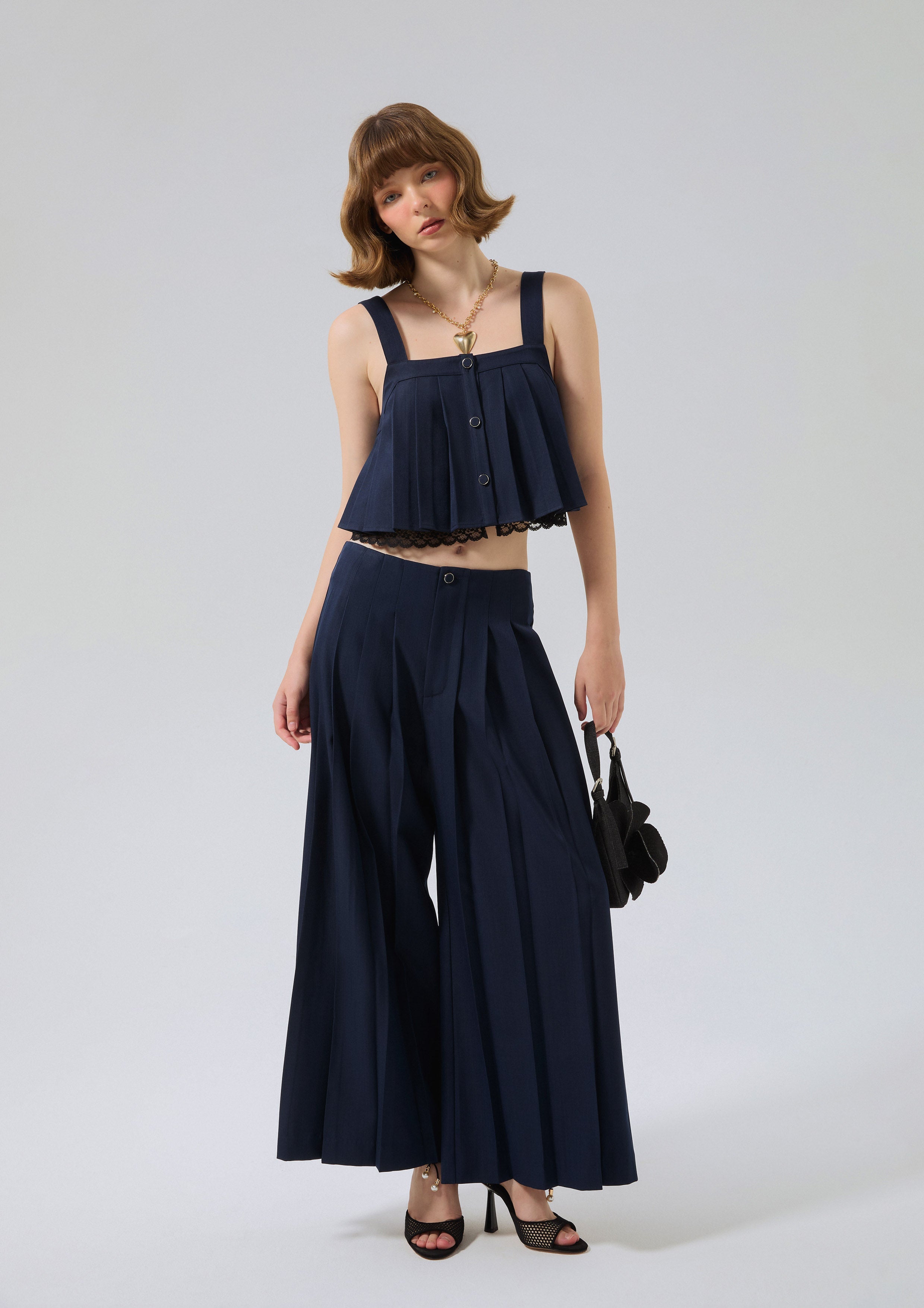 เสื้อครอปจับจีบเลเยอร์ผ้าลูกไม้ คอลเลคชัน Bloom Affair