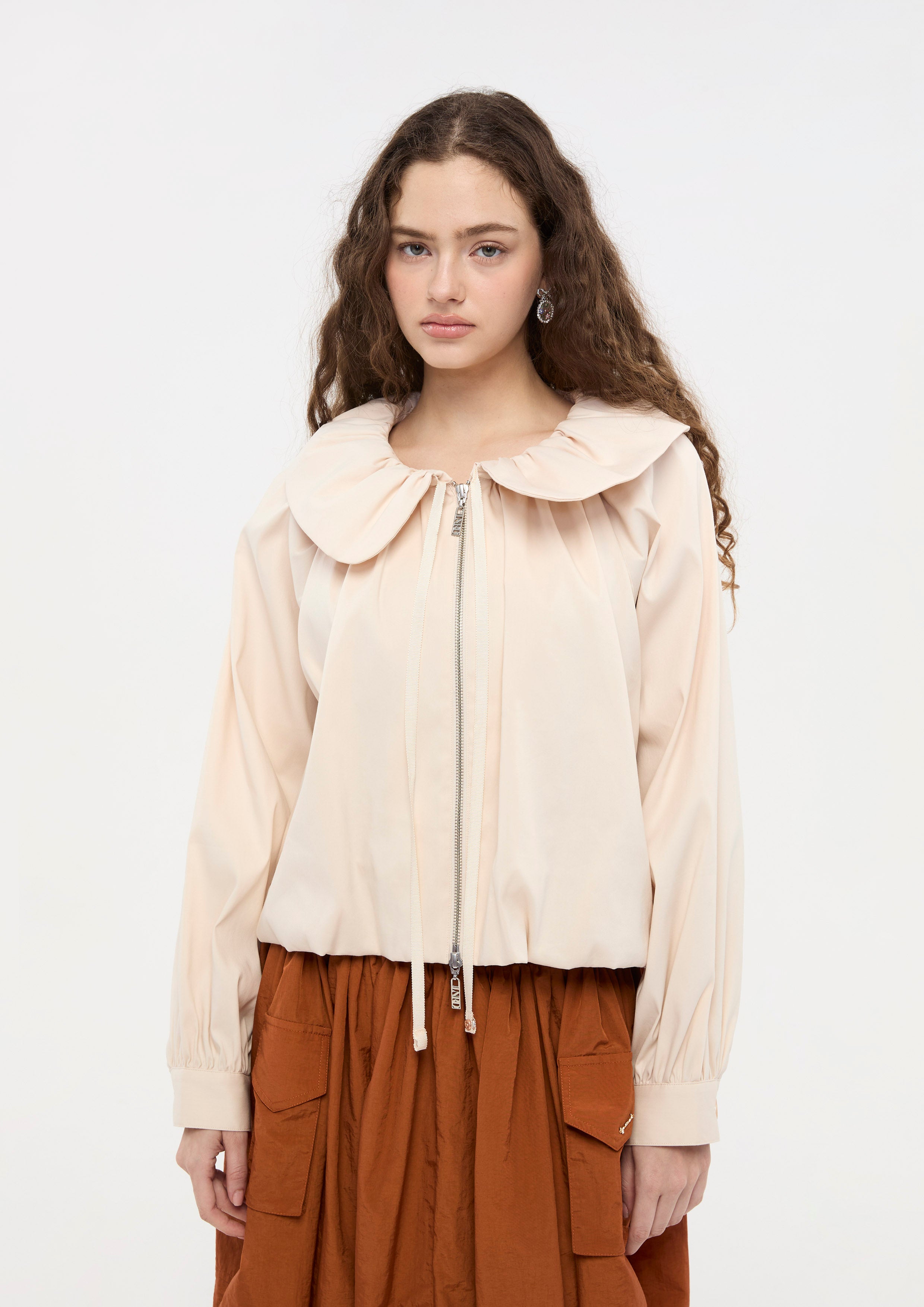เสื้อแจ็คเก็ตทรงครอปแต่งซิปหน้า คอลเลกชัน Bloom in Shade & Shadow