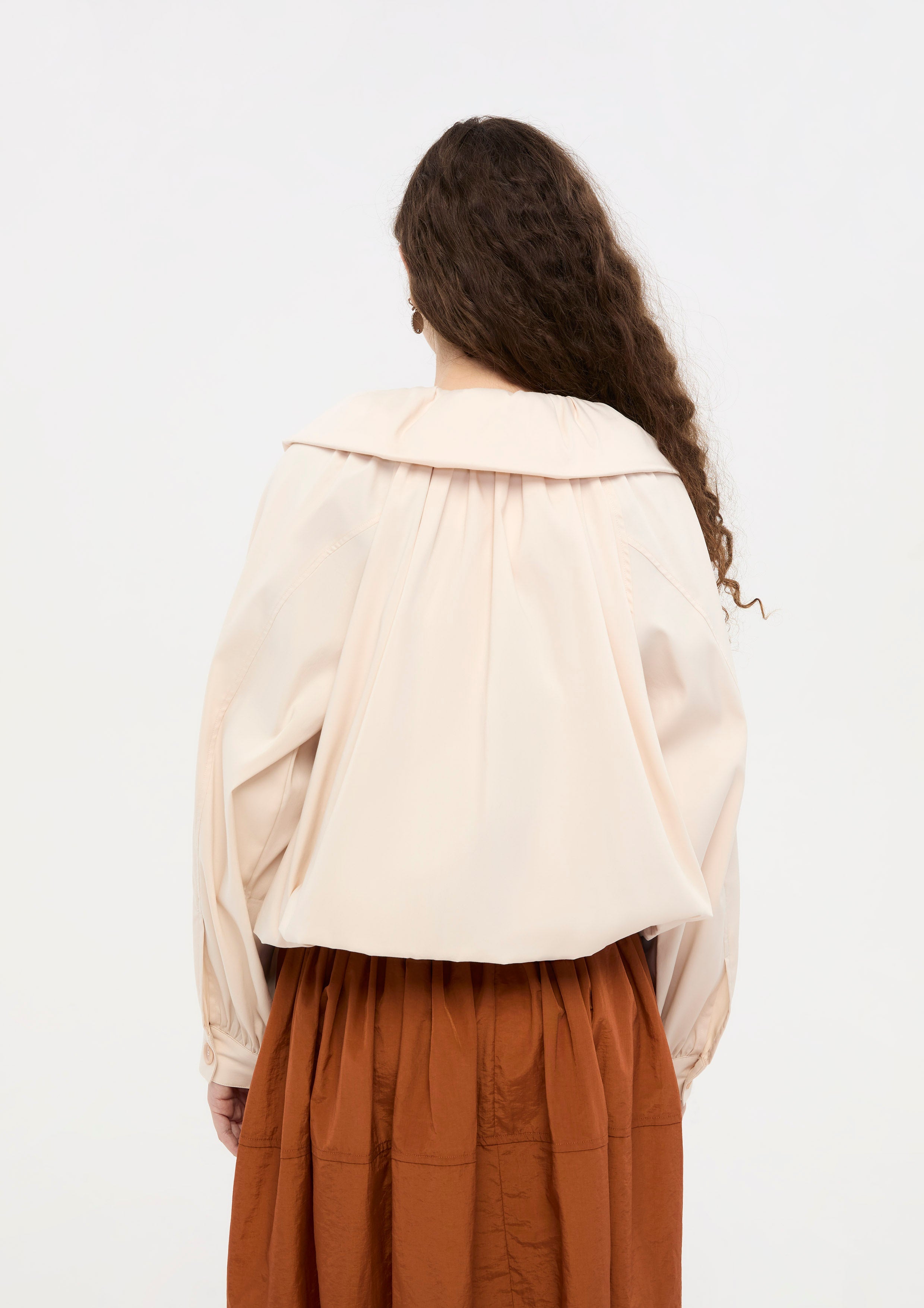 เสื้อแจ็คเก็ตทรงครอปแต่งซิปหน้า คอลเลกชัน Bloom in Shade & Shadow