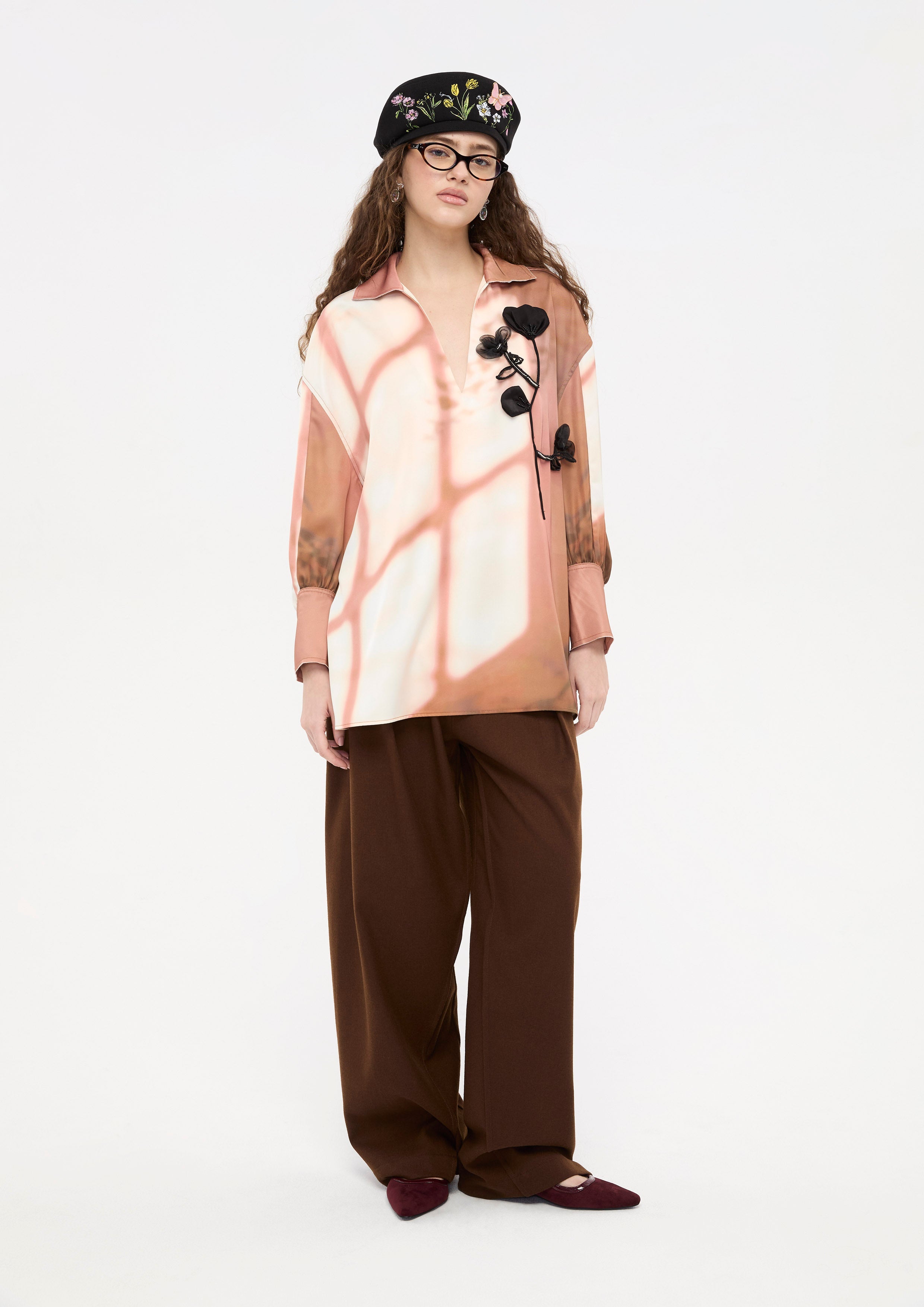 เสื้อเบลาส์แขนยาวพิมพ์ลายแต่งดอกไม้แอพพลิเก้ คอลเลกชัน Bloom in Shade & Shadow