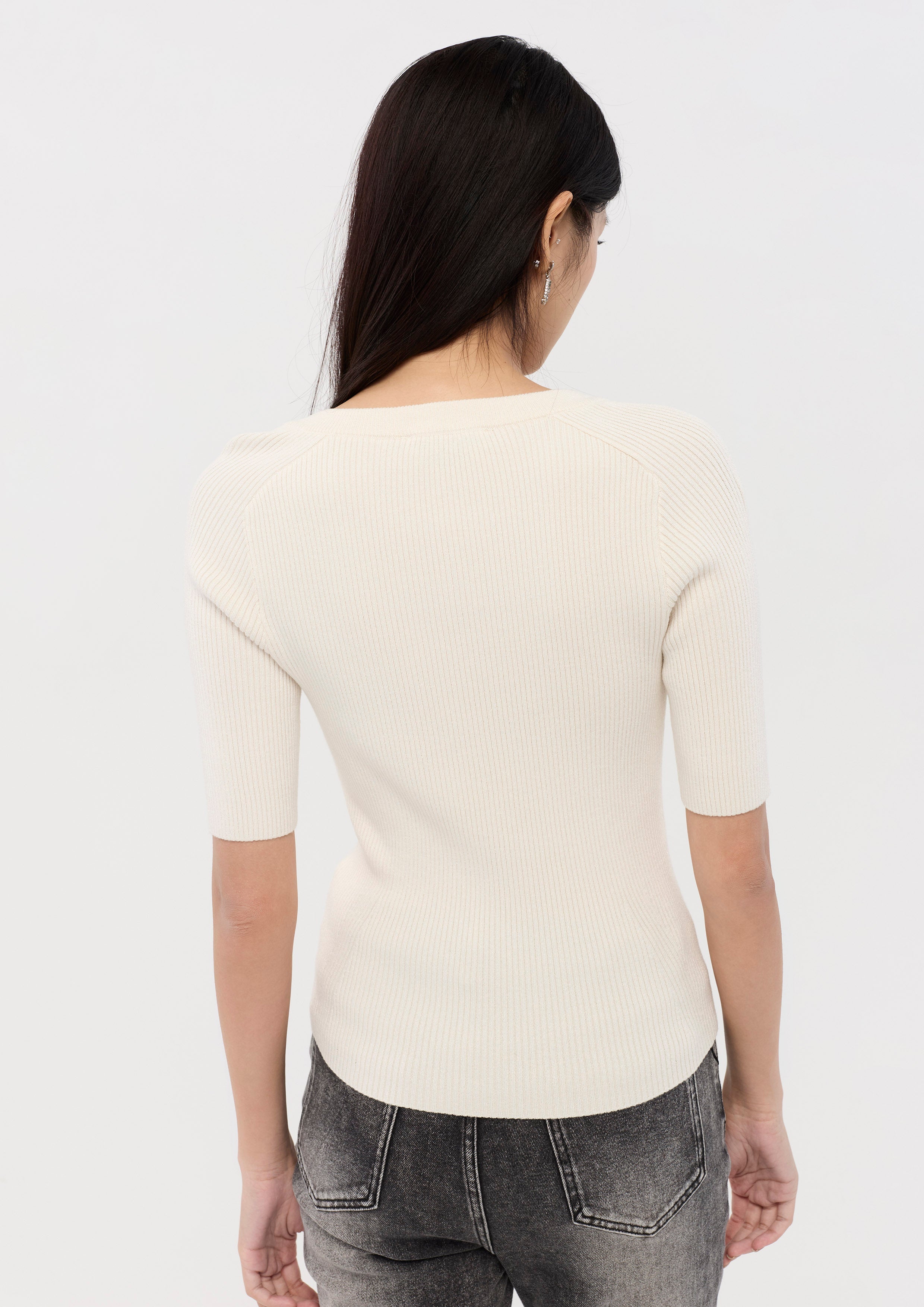 เสื้อนิตแขนสั้นปักโลโก้ คอลเลกชัน Le Femme Demure
