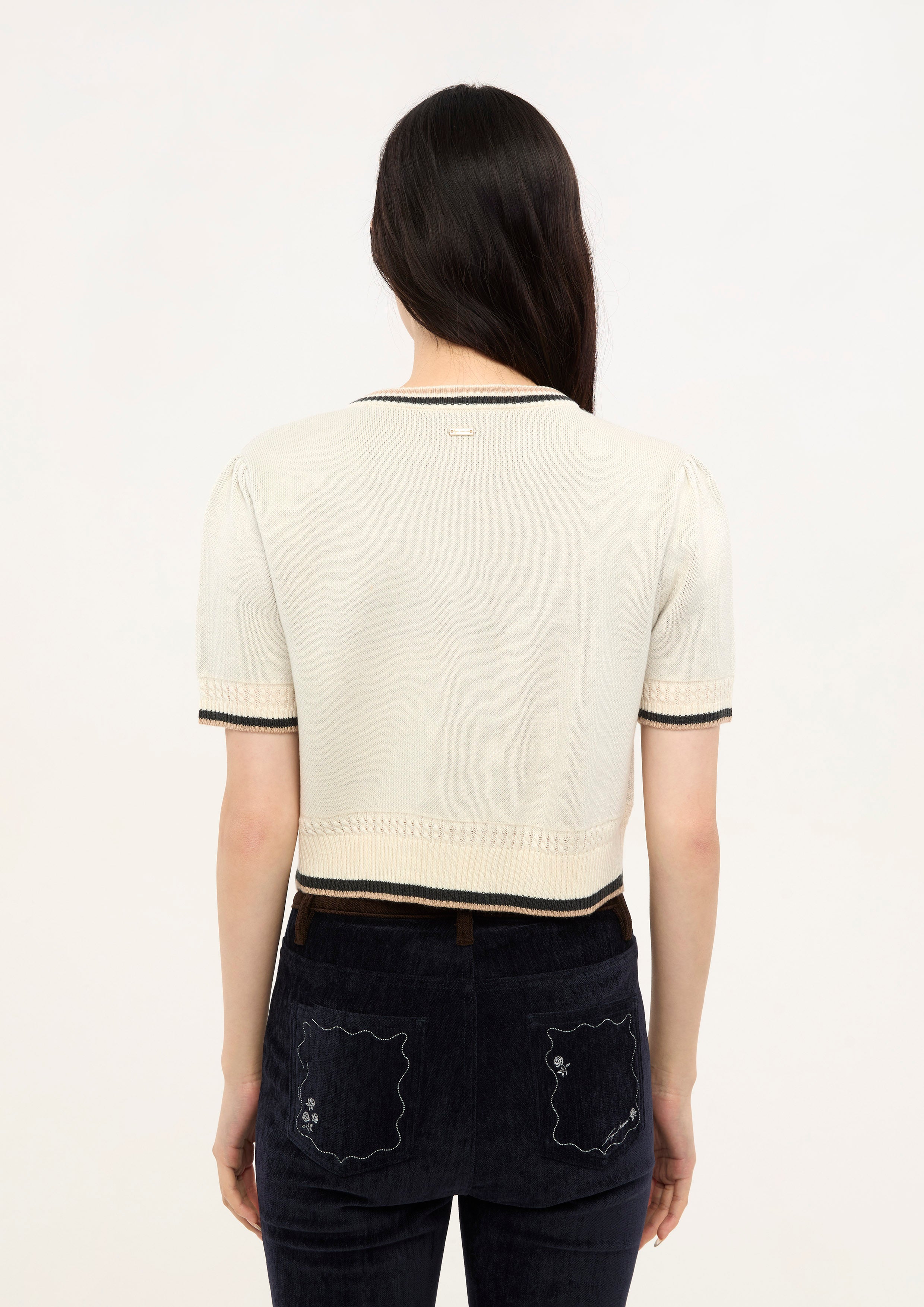 เสื้อนิตแขนสั้นปักลาย คอลเลกชัน La Femme Demure