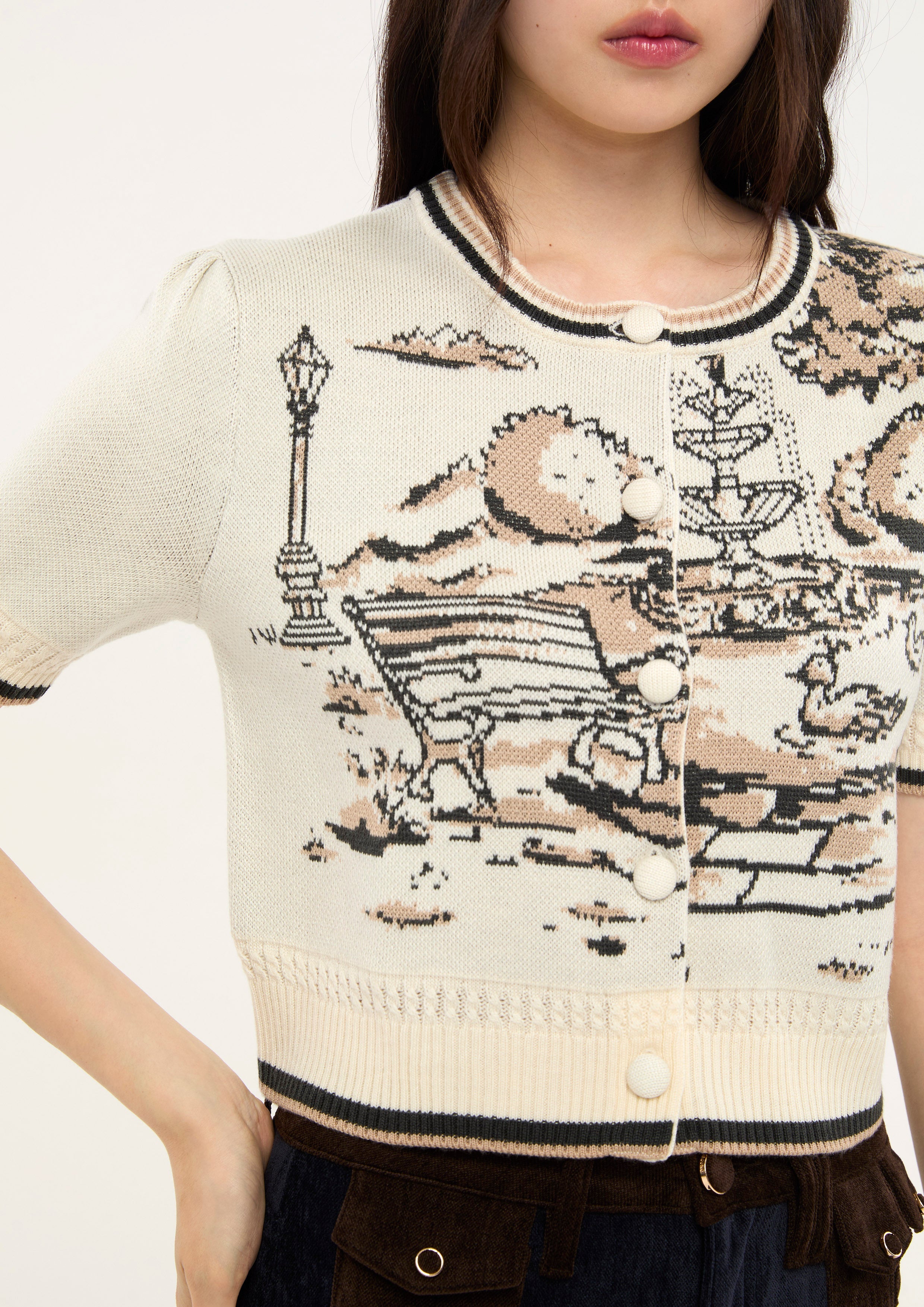 เสื้อนิตแขนสั้นปักลาย คอลเลกชัน La Femme Demure
