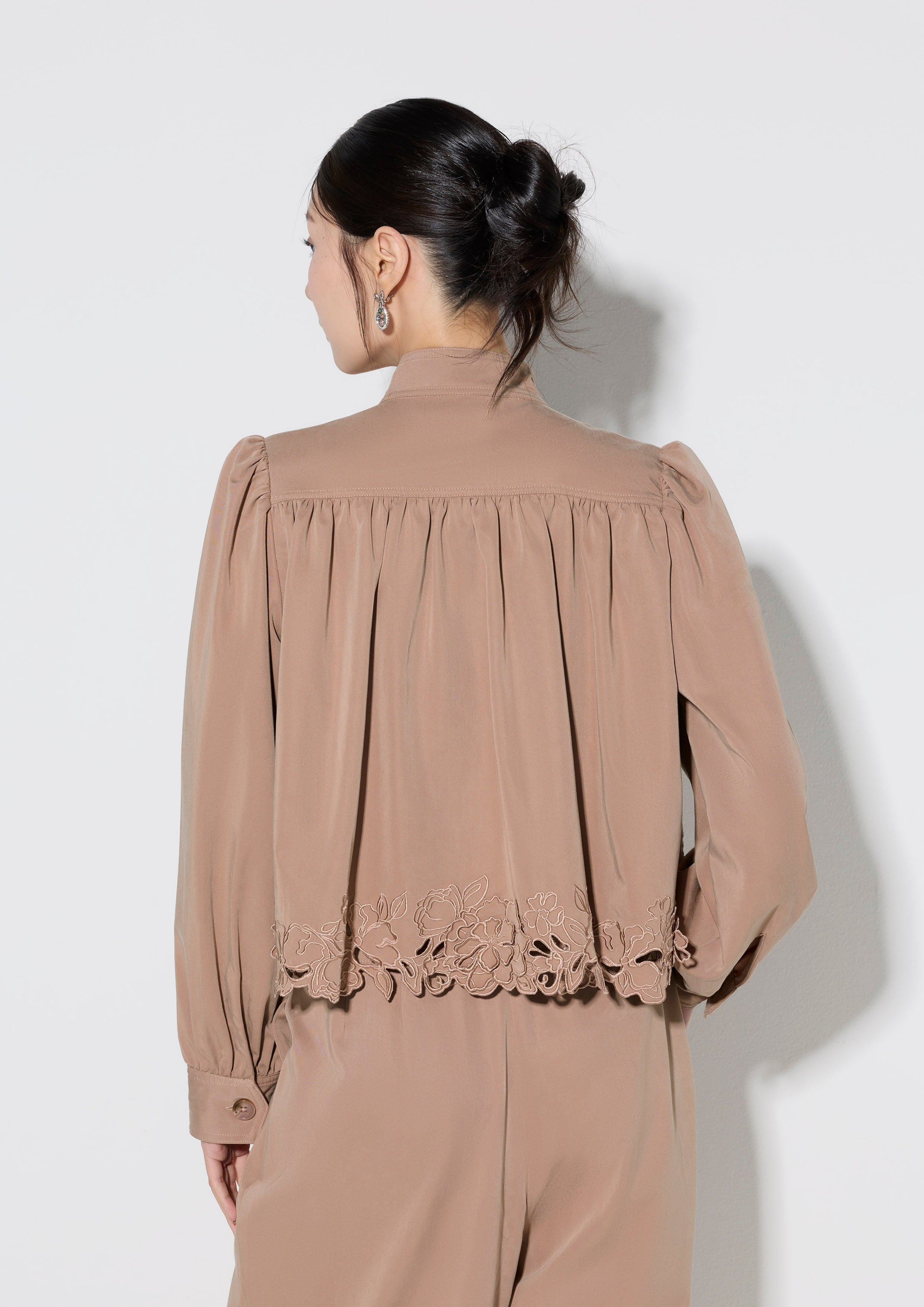 เสื้อแจ็คเก็ตแขนยาวแต่งดอกไม้แอพพลิเก้ คอลเลกชัน Fulvous