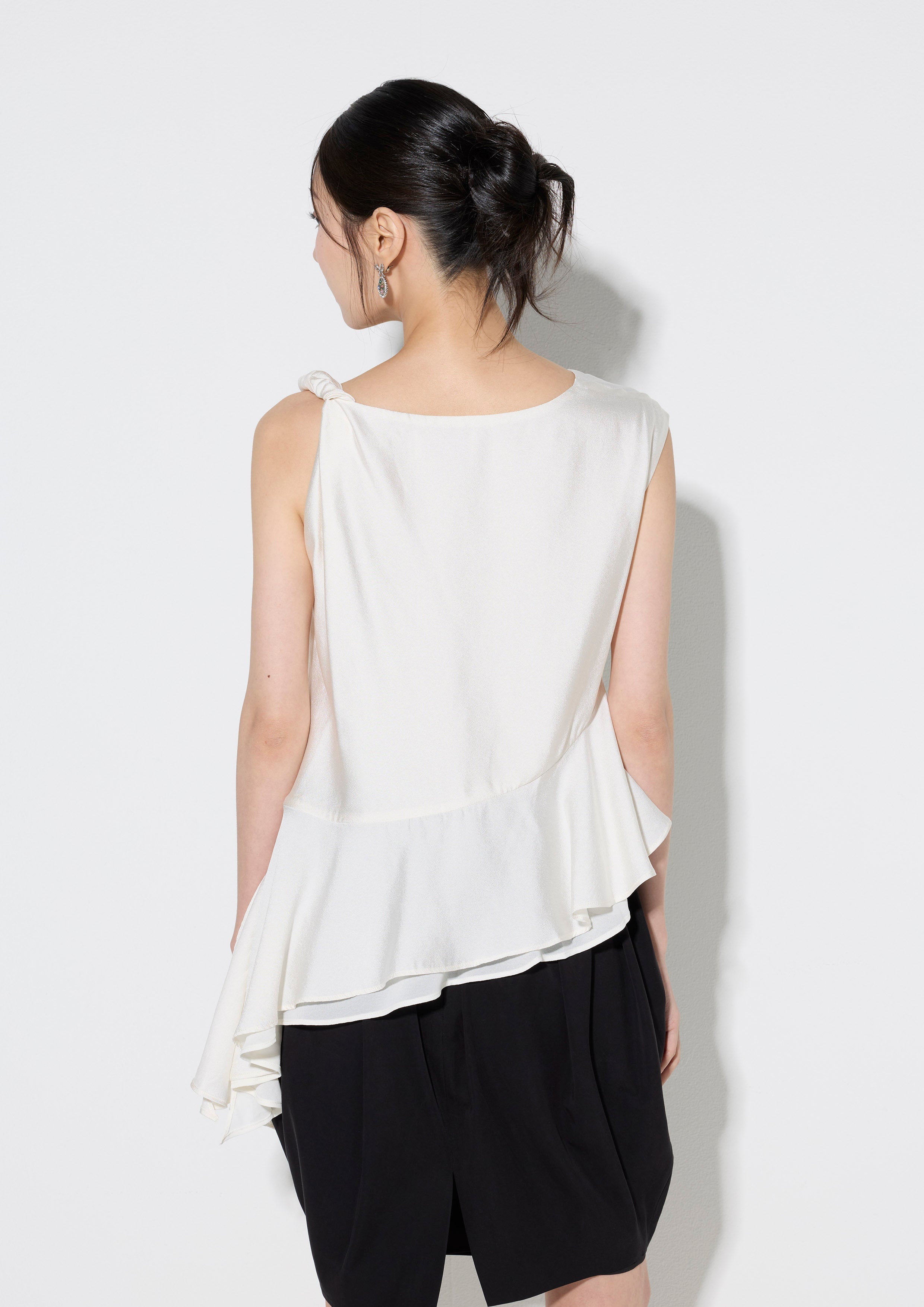 เสื้อซาตินสายเสื้อบิดแต่งฮาร์ดแวร์โลหะ คอลเลกชัน Fulvous