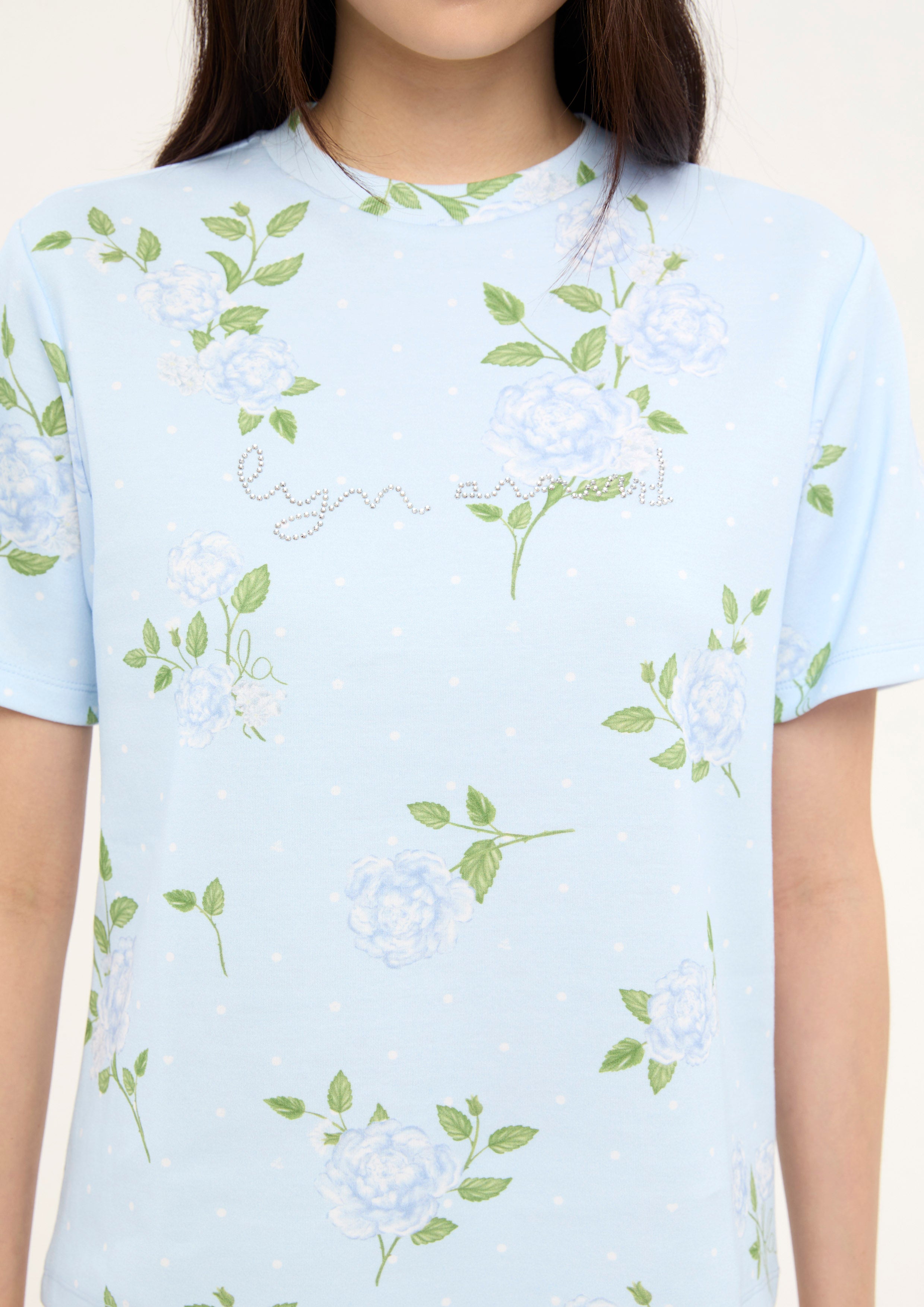 เสื้อยืดแขนสั้นแต่งคริสตัลโลโก้พร้อมลายพิมพ์ดอกกุหลาบ คอลเลกชัน Sweet Nothing