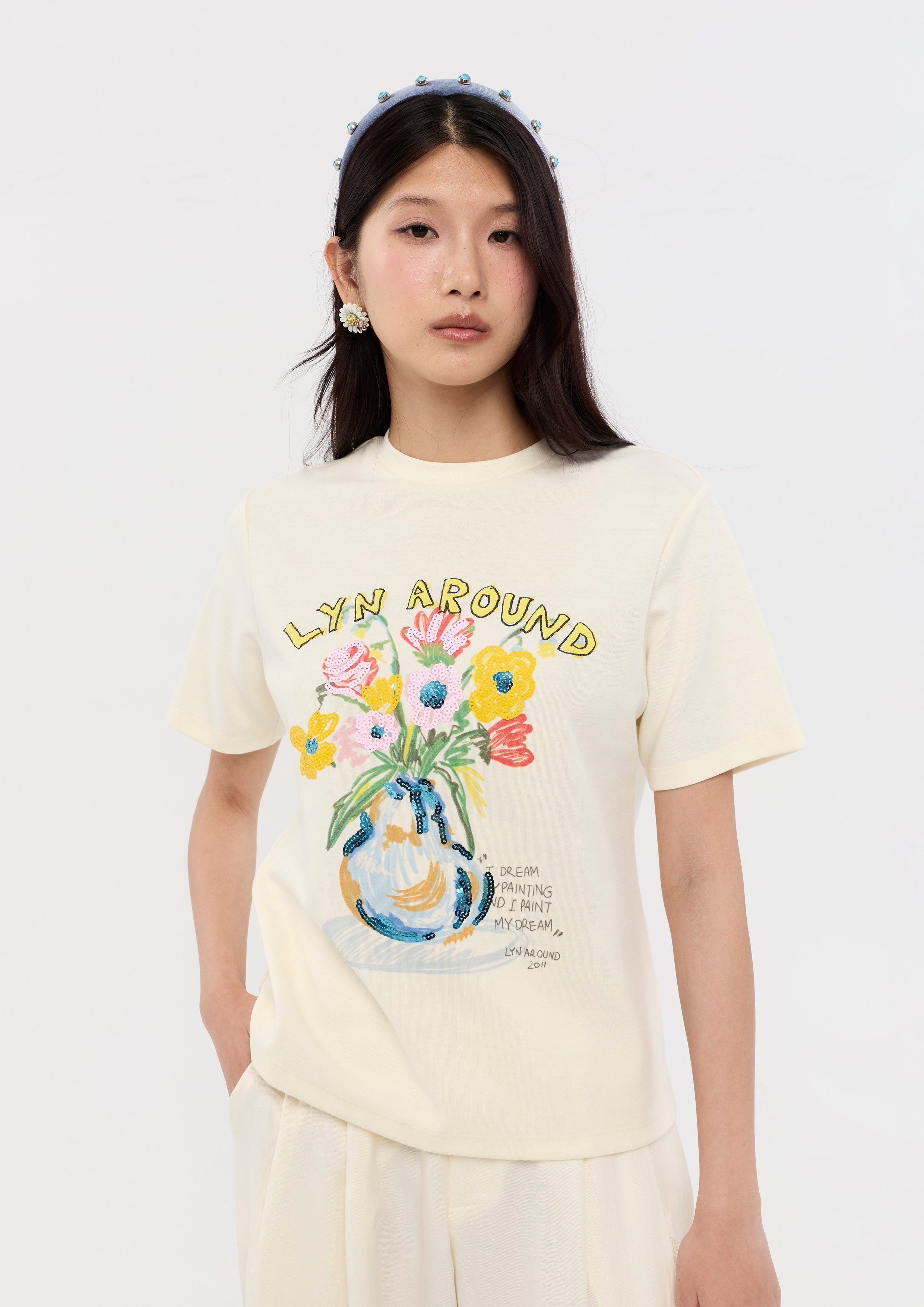 เสื้อยืดแขนสั้นแต่งเลื่อมพร้อมลายพิมพ์ดอกไม้ คอลเลกชัน You Are Magic