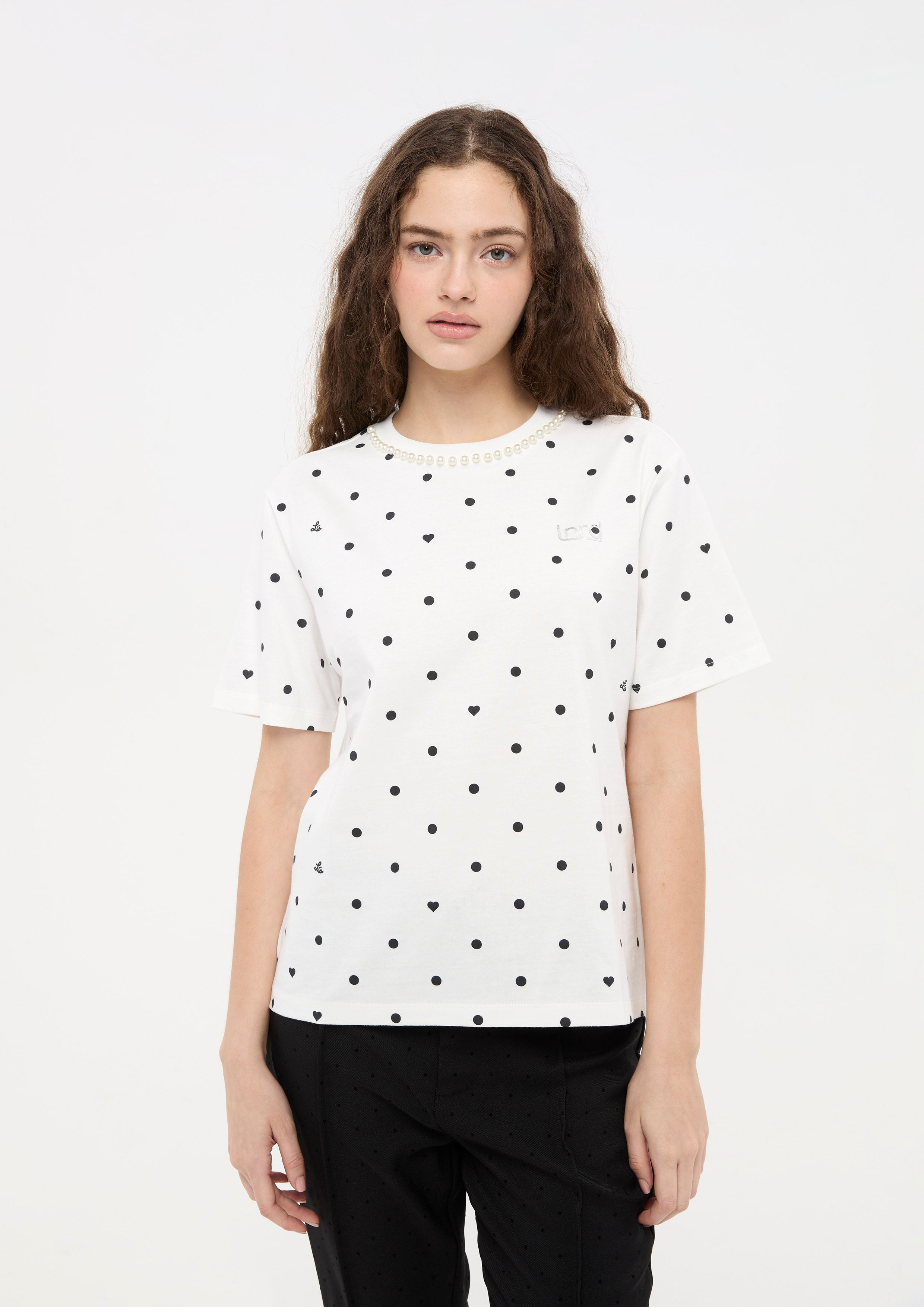 เสื้อยืดแขนสั้นลคอเสื้อแต่งลูกปัดมุก คอลเลกชัน Le Femme Demure