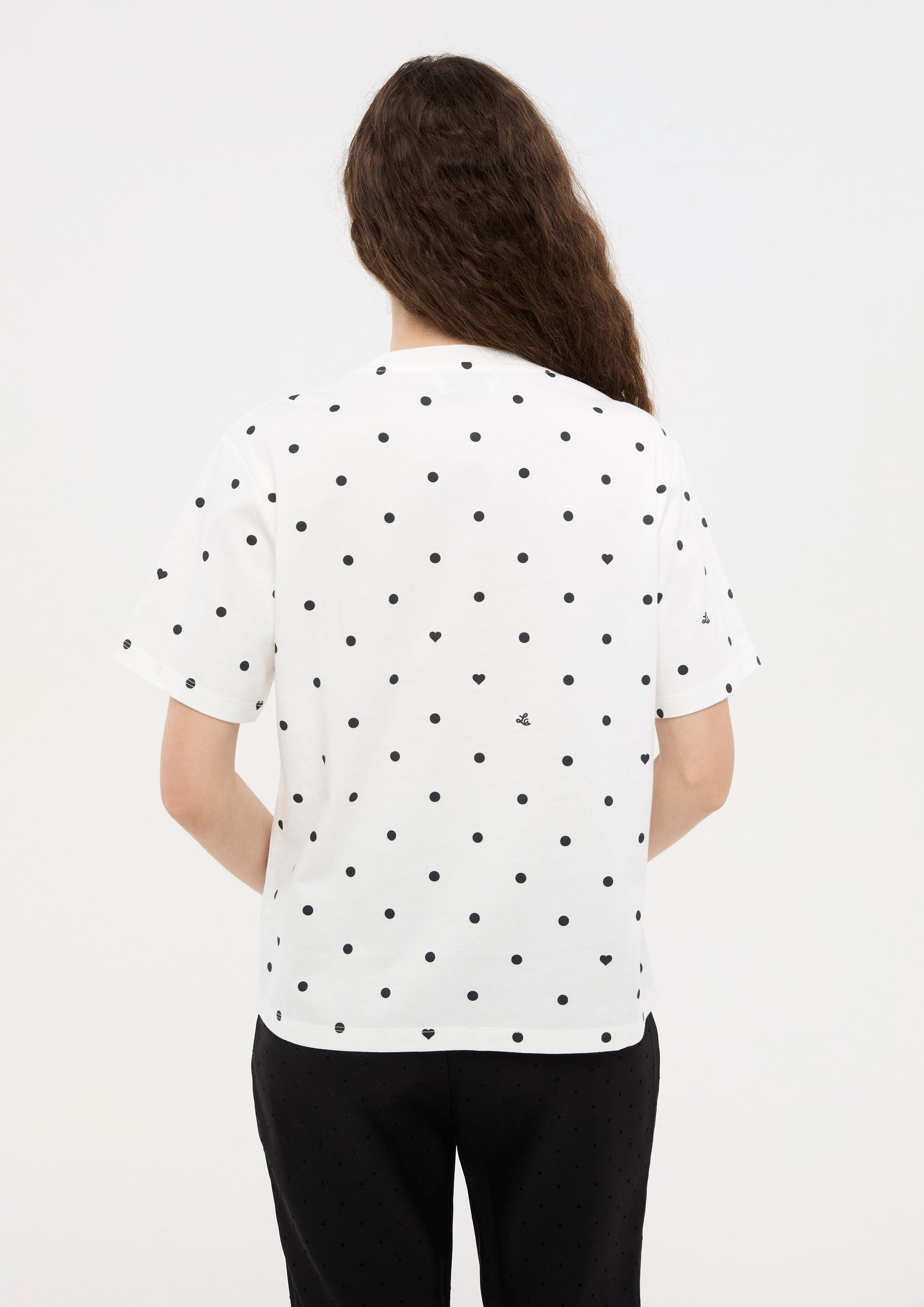เสื้อยืดแขนสั้นลคอเสื้อแต่งลูกปัดมุก คอลเลกชัน Le Femme Demure