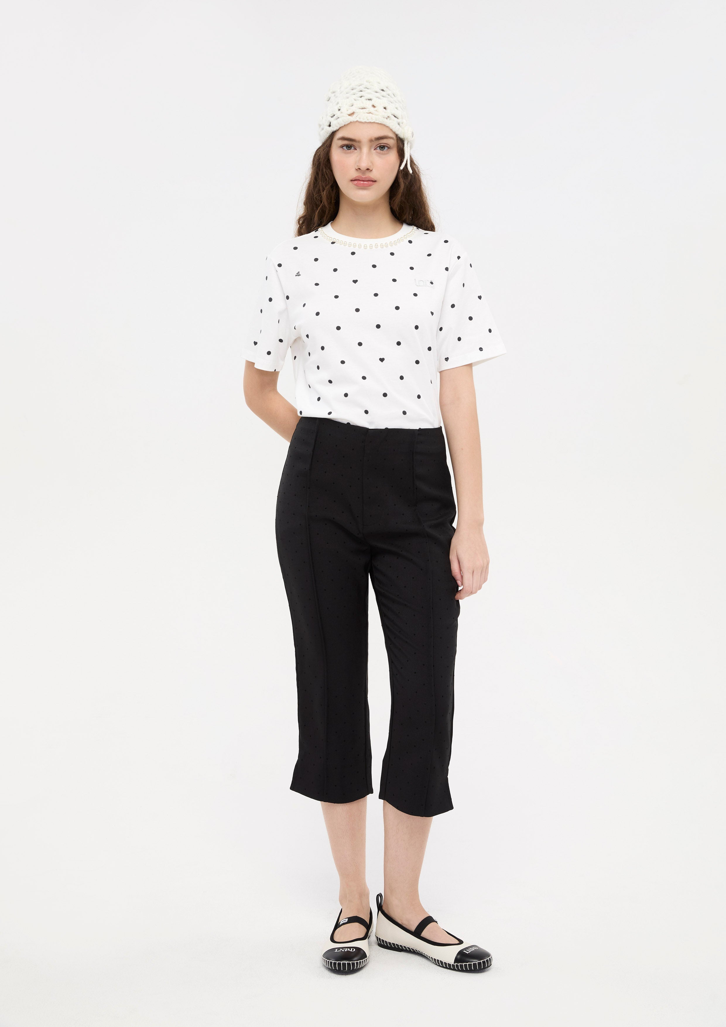 เสื้อยืดแขนสั้นลคอเสื้อแต่งลูกปัดมุก คอลเลกชัน Le Femme Demure