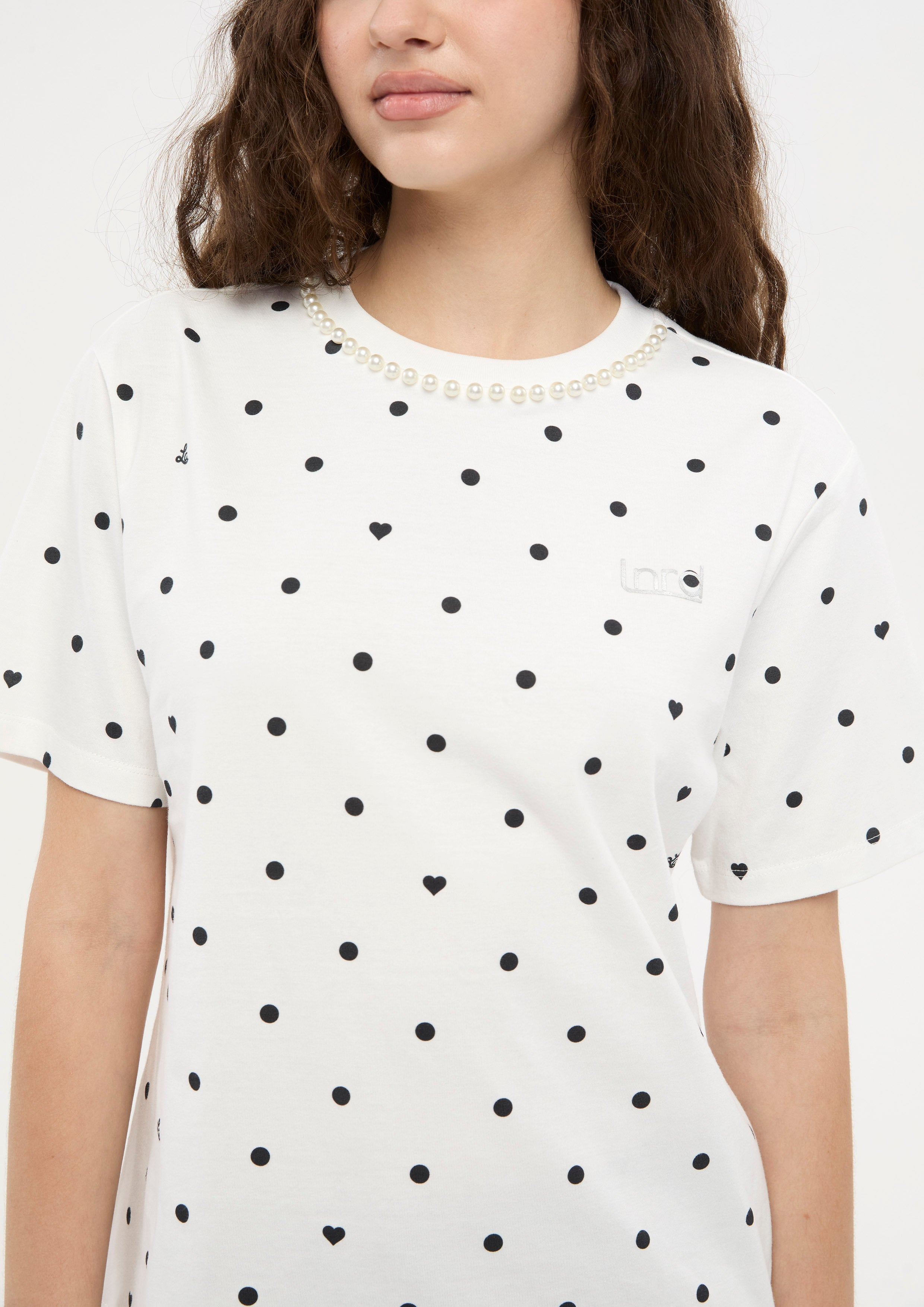 เสื้อยืดแขนสั้นลคอเสื้อแต่งลูกปัดมุก คอลเลกชัน Le Femme Demure