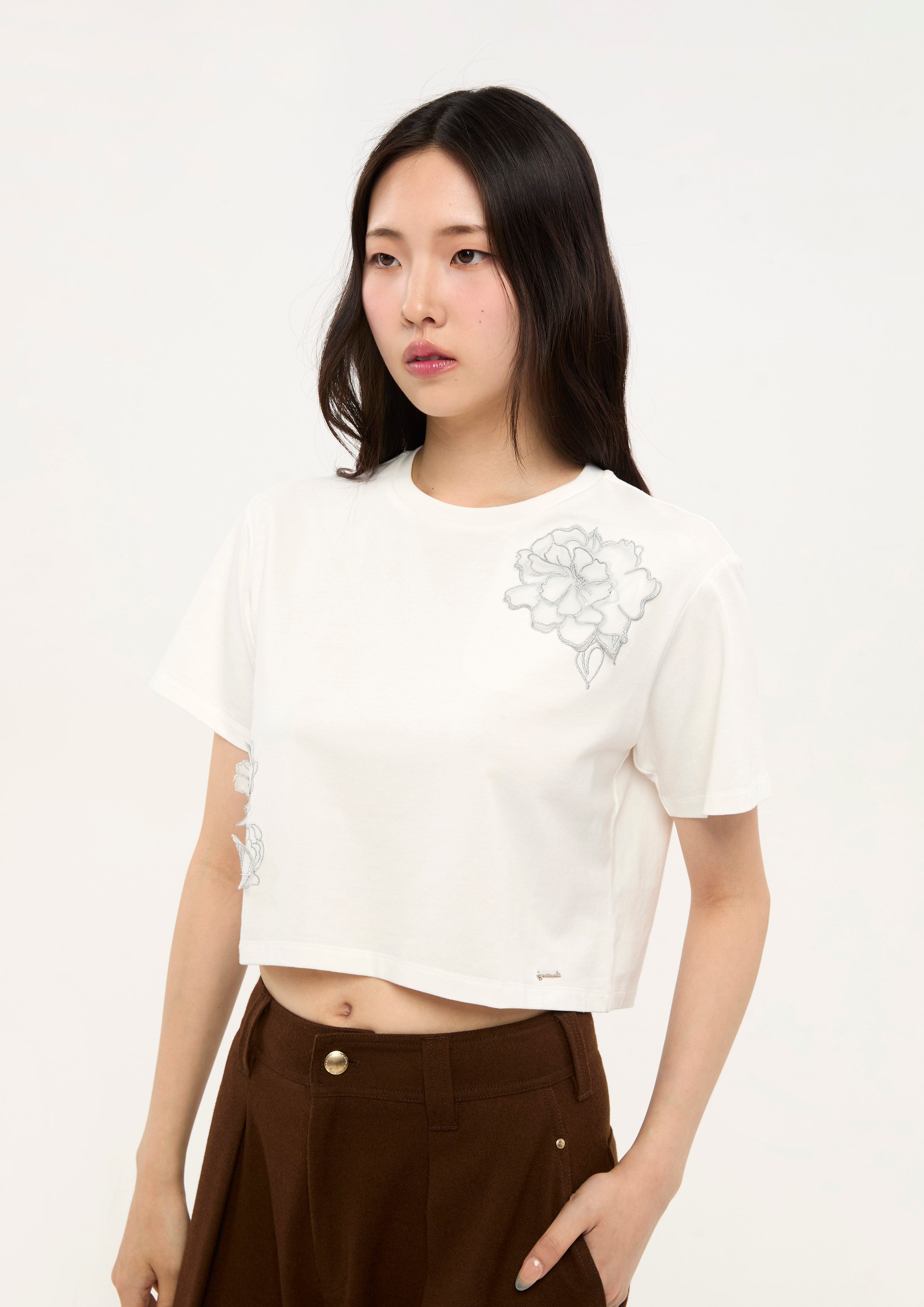 เสื้อครอปแขนสั้นแต่งแอพพลิเก้ดอกไม้ คอลเลกชัน Bloom in Shade & Shadow