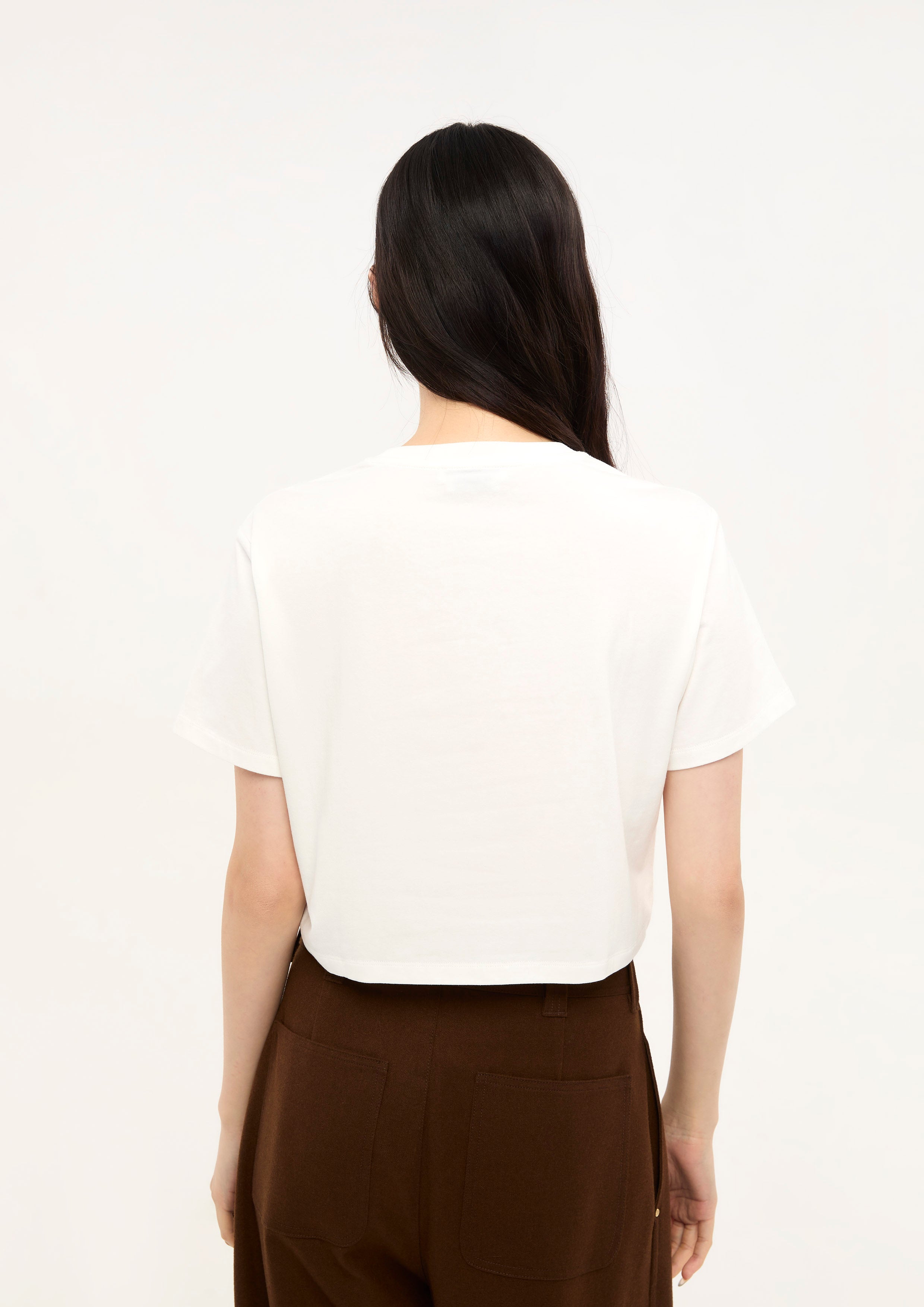 เสื้อครอปแขนสั้นแต่งแอพพลิเก้ดอกไม้ คอลเลกชัน Bloom in Shade & Shadow