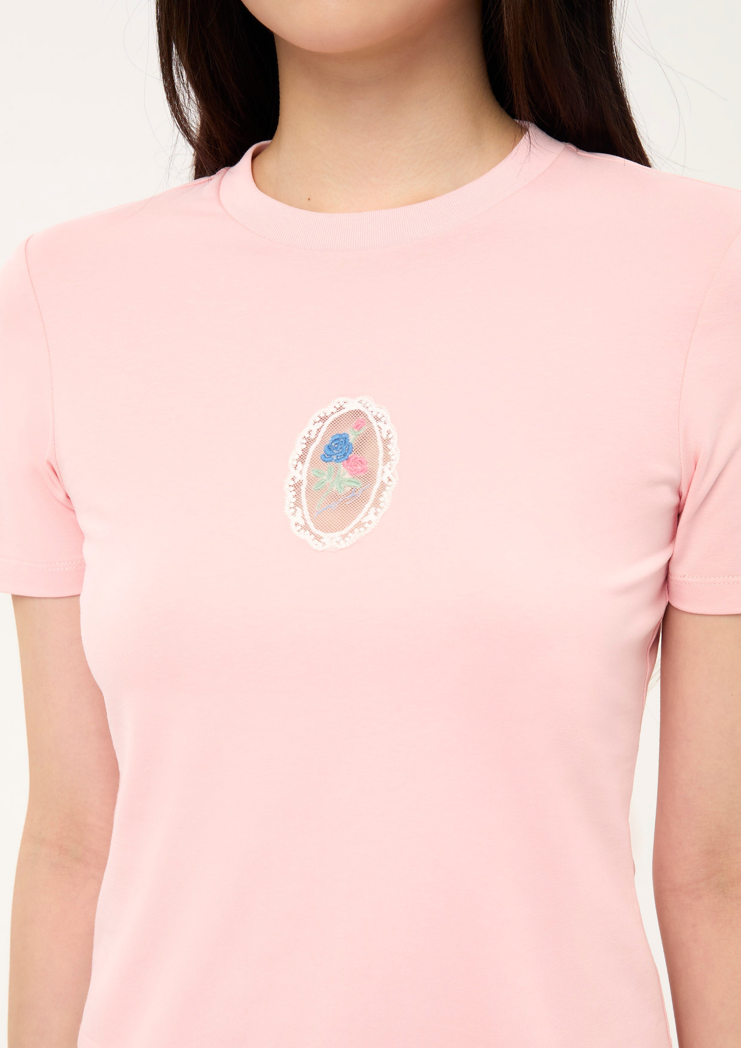 เสื้อยืดแขนสั้นปัักลายดอกกุหลาบ คอลเลกชัน Sweet Nothing