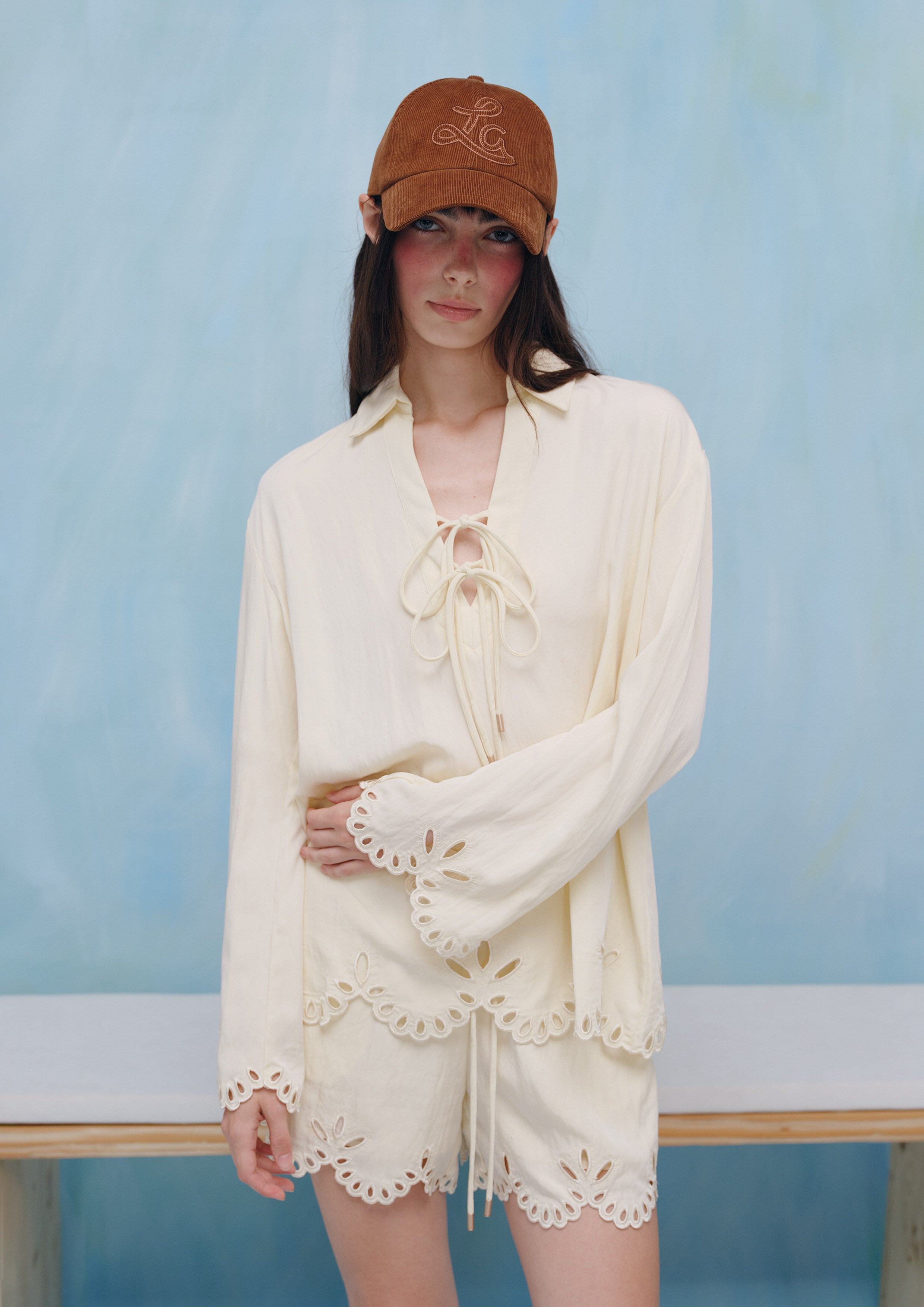 เสื้อเบลาส์แขนยาวดีเทลฉลุลาย คอลเลกชัน La Femme Demure