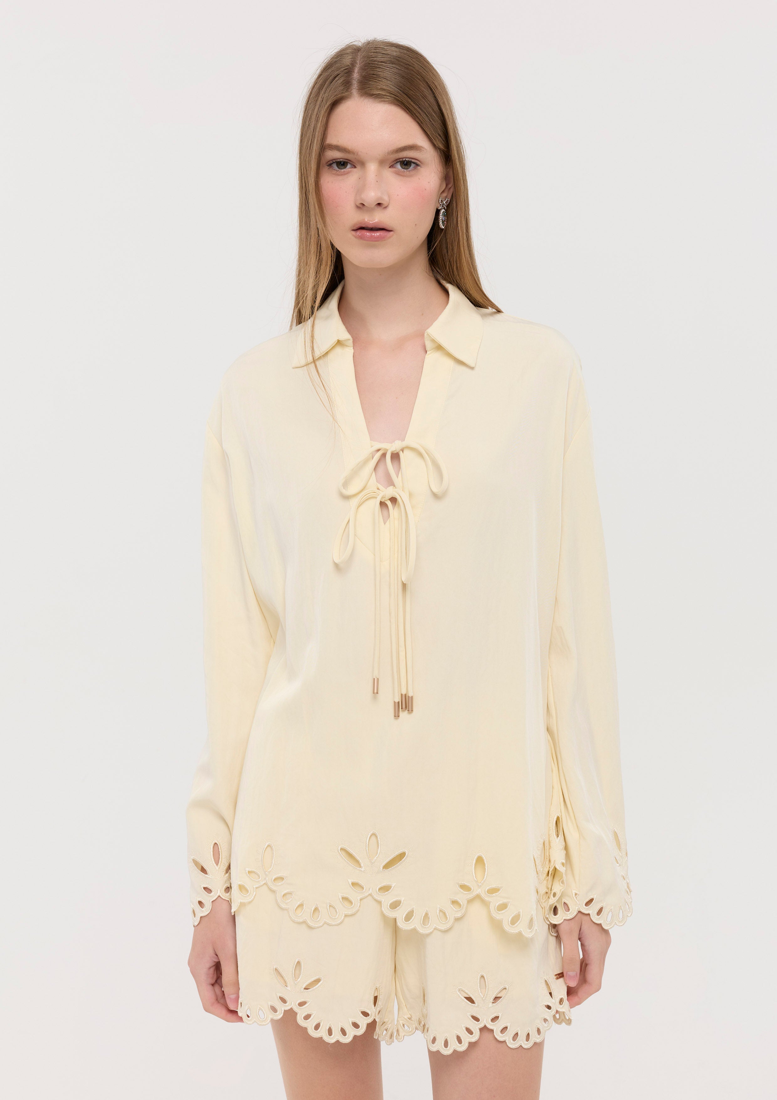เสื้อเบลาส์แขนยาวดีเทลฉลุลาย คอลเลกชัน La Femme Demure