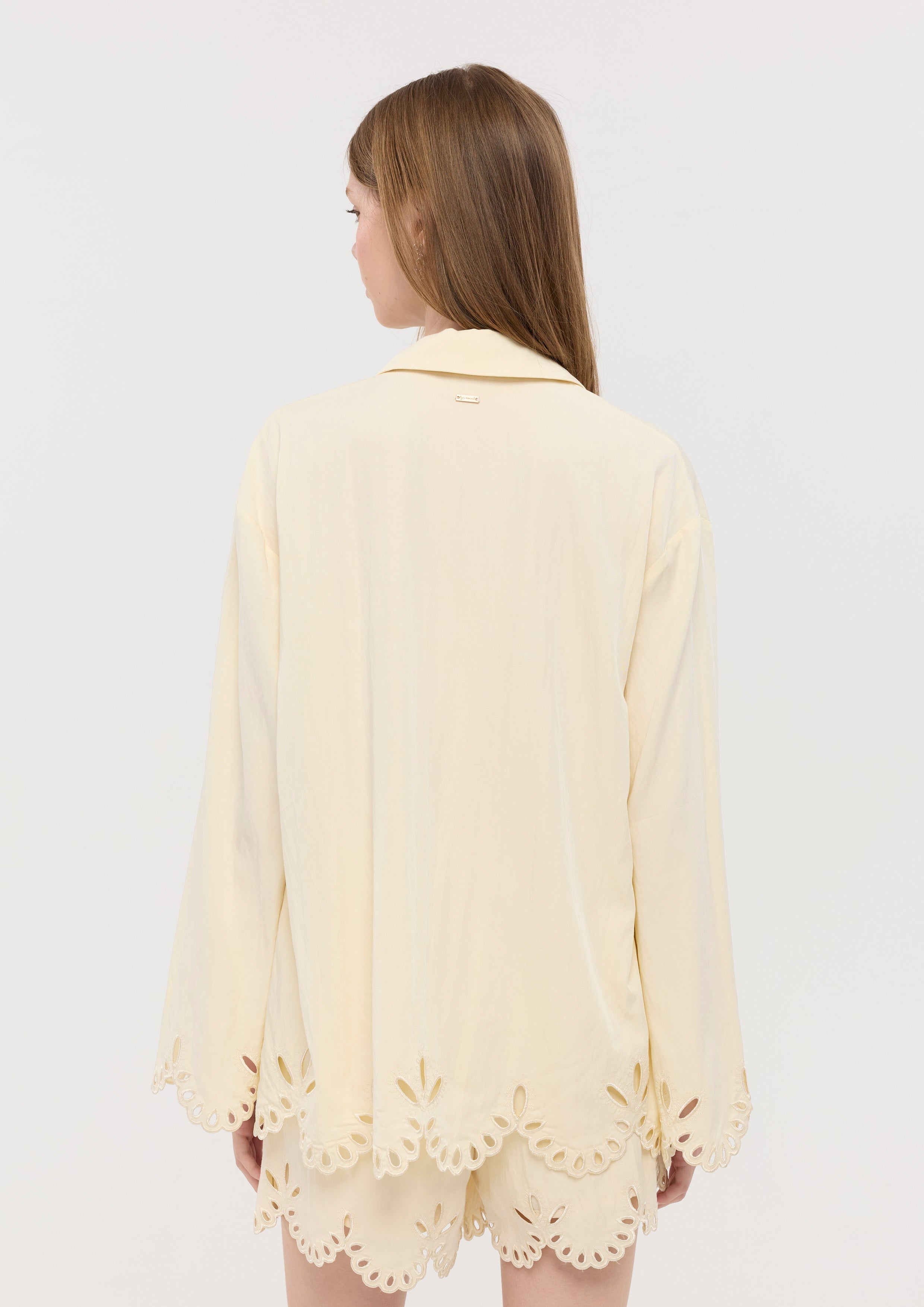 เสื้อเบลาส์แขนยาวดีเทลฉลุลาย คอลเลกชัน La Femme Demure
