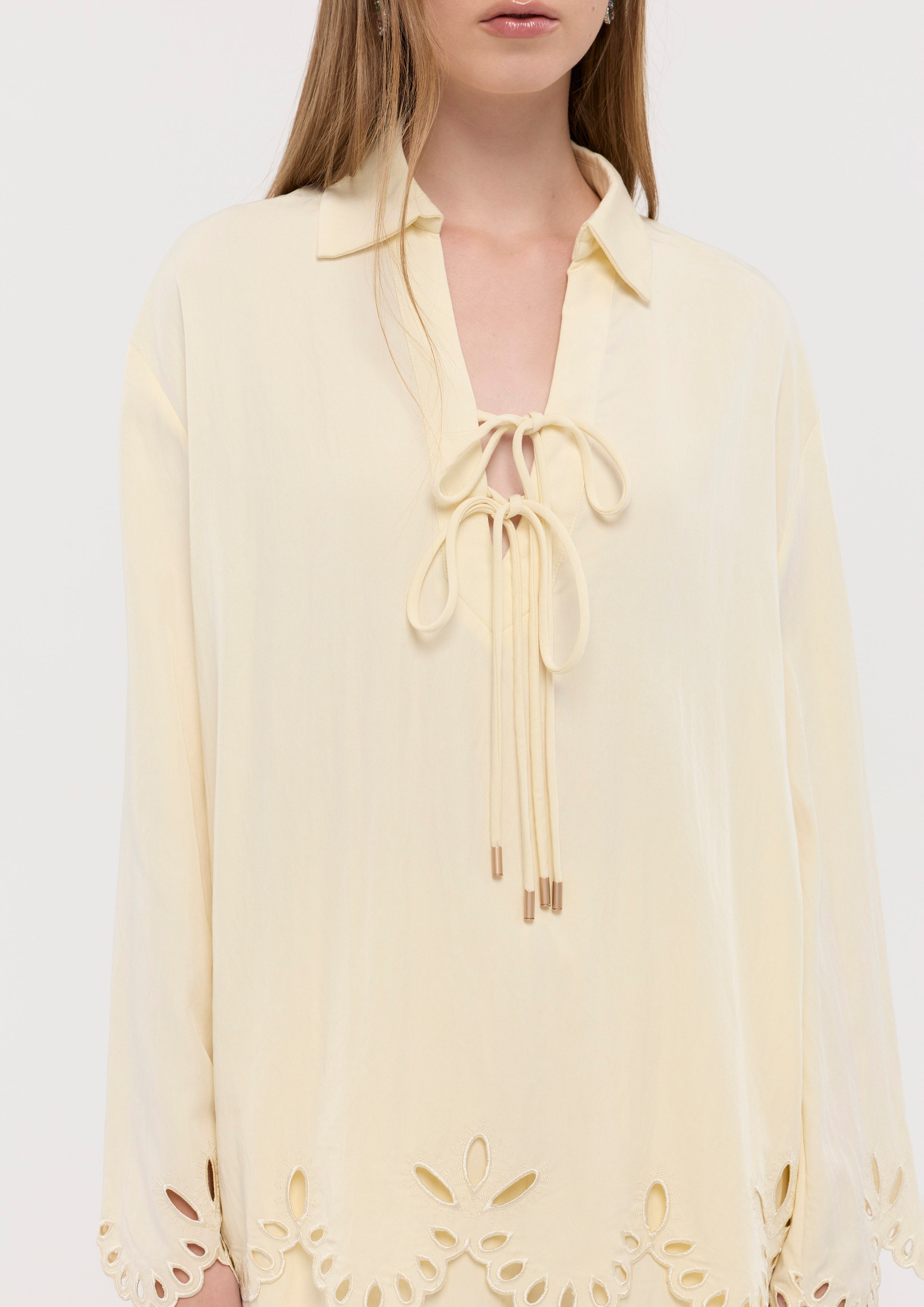 เสื้อเบลาส์แขนยาวดีเทลฉลุลาย คอลเลกชัน La Femme Demure
