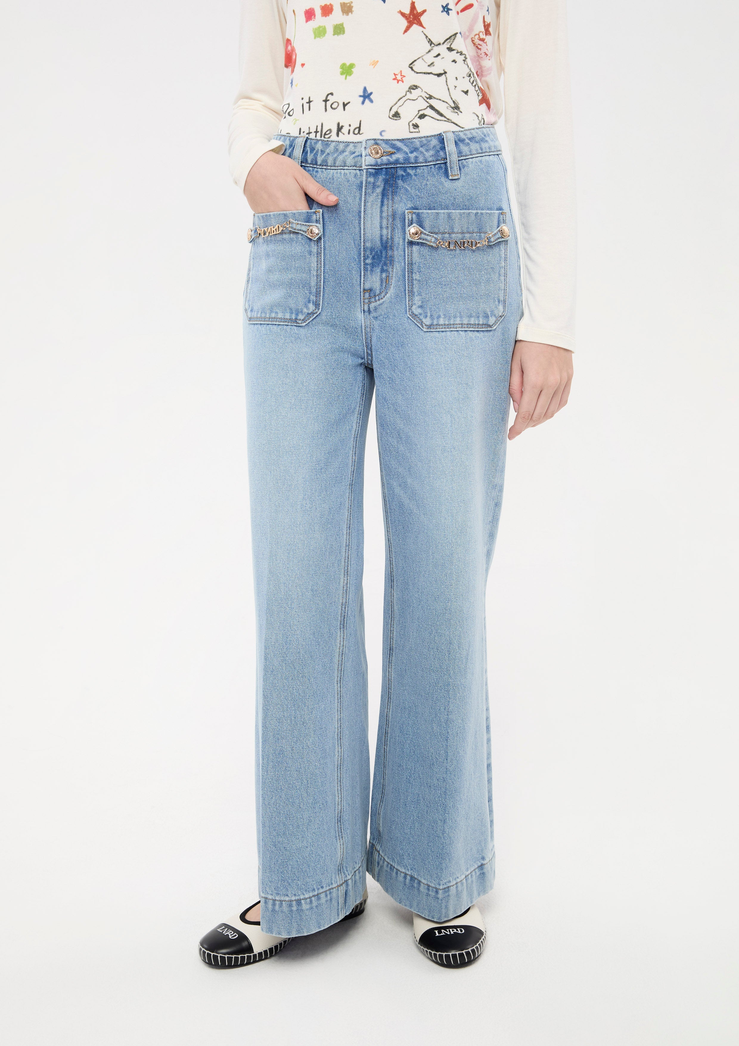 กางเกงเดนิมขายาวทรงขากว้างแต่งโลโก้ฮาร์ดแวร์โลหะ คอลเลกชัน Basic Denim