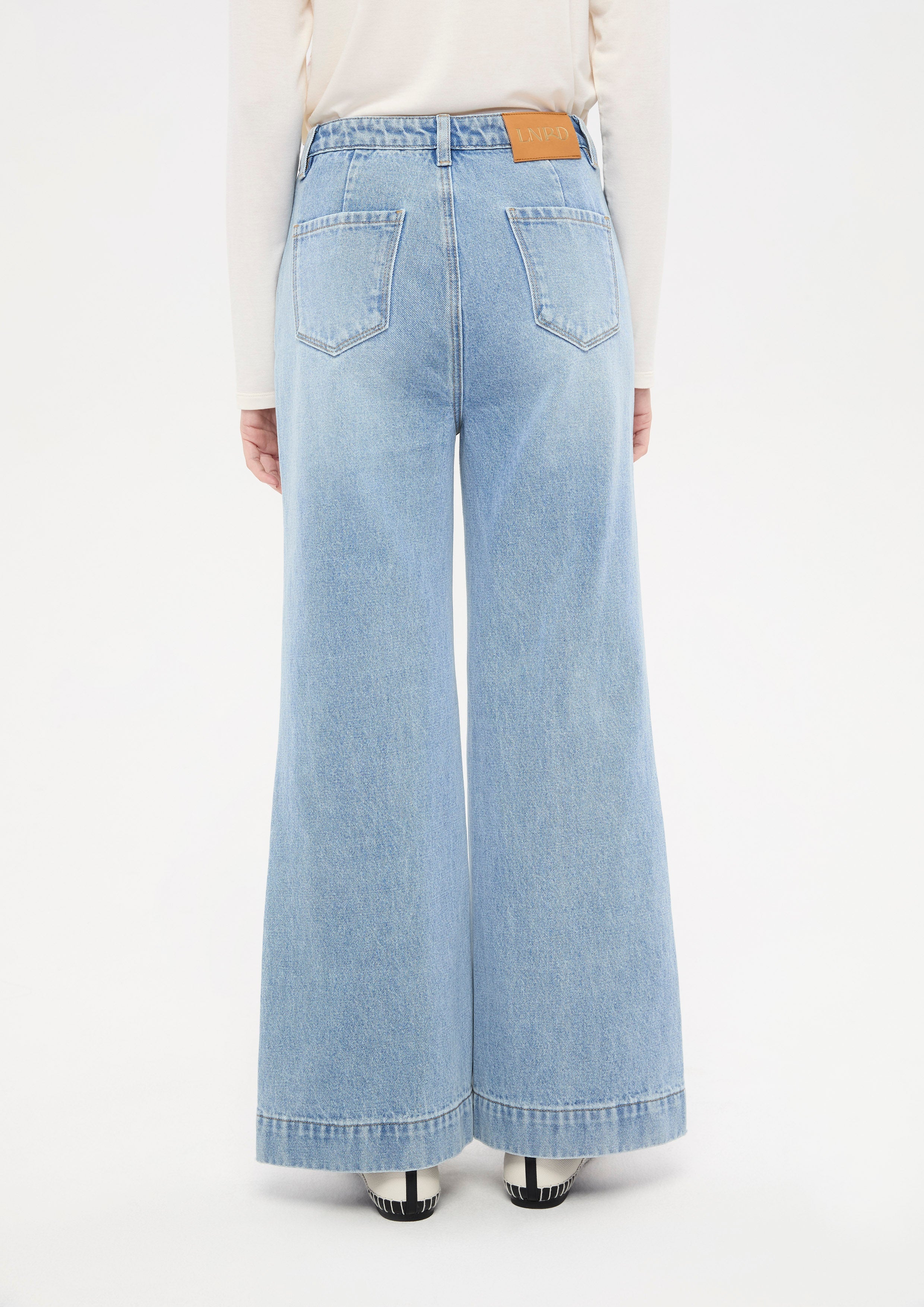 กางเกงเดนิมขายาวทรงขากว้างแต่งโลโก้ฮาร์ดแวร์โลหะ คอลเลกชัน Basic Denim