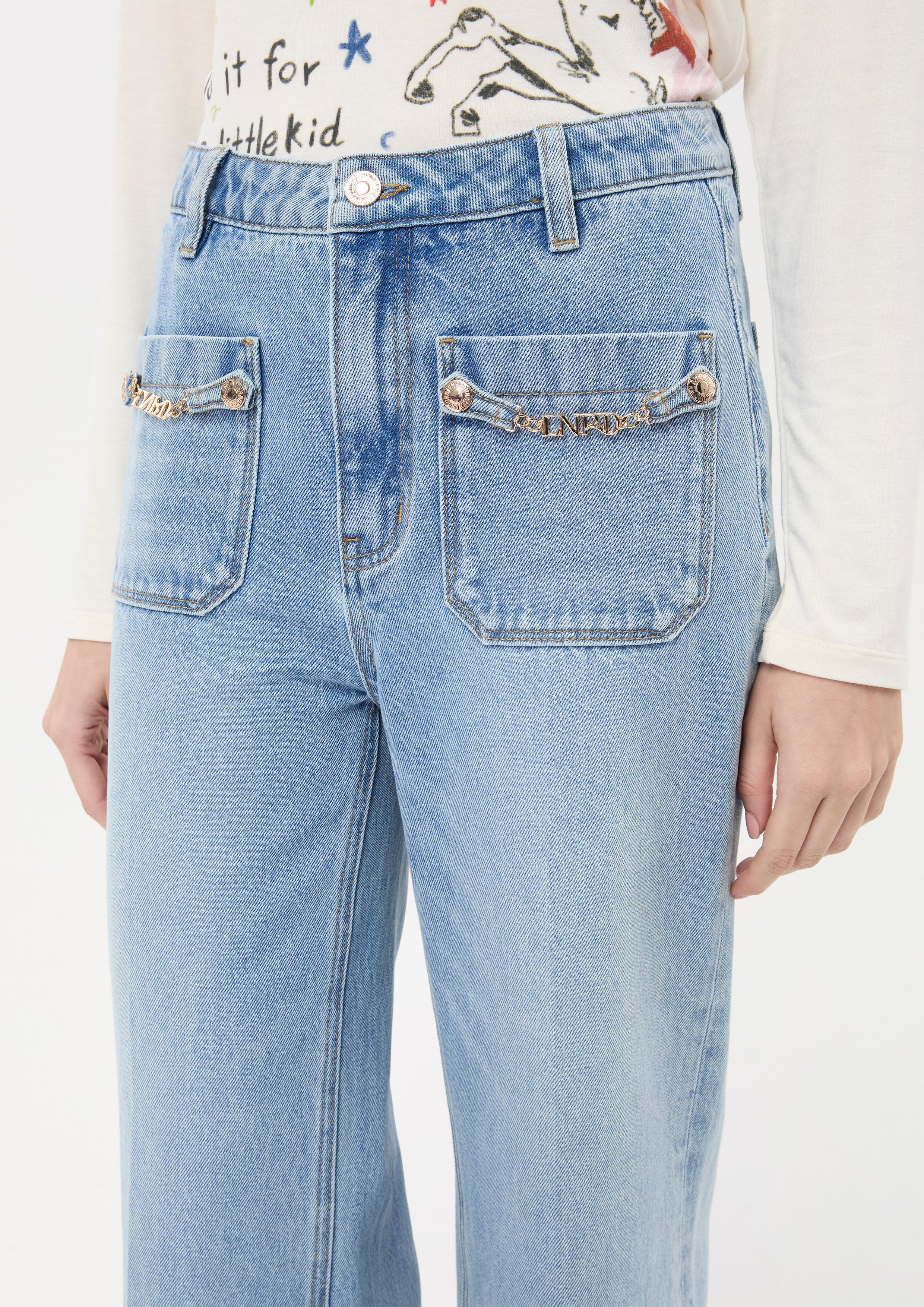 กางเกงเดนิมขายาวทรงขากว้างแต่งโลโก้ฮาร์ดแวร์โลหะ คอลเลกชัน Basic Denim