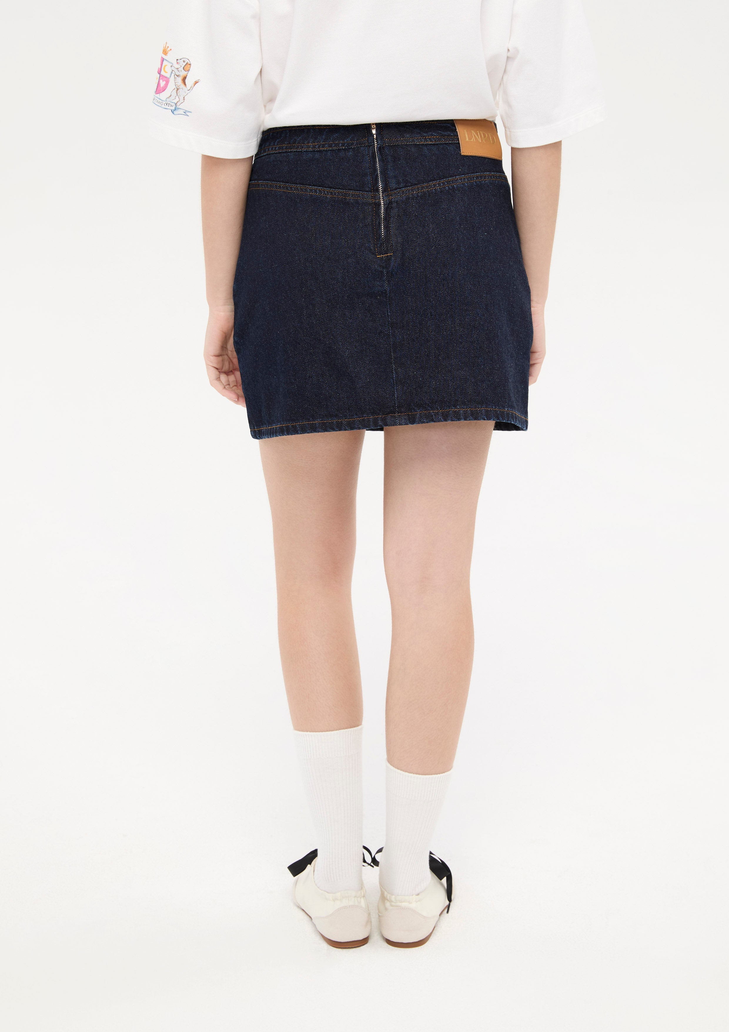 กระโปรงสั้นเดนิมแต่งโลโก้ฮาร์ดแวร์โลหะ คอลเลกชัน Basic Denim