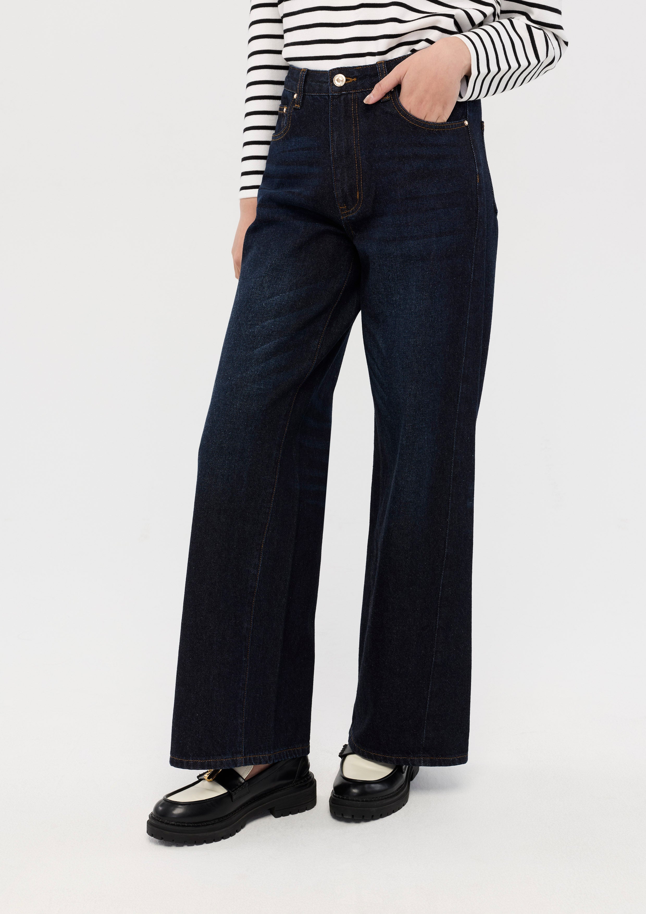 กางเกงขายาวทรงหลวมสีเฟดเดินด้ายคอนทราสต์ คอลเลกชัน Basic Denim