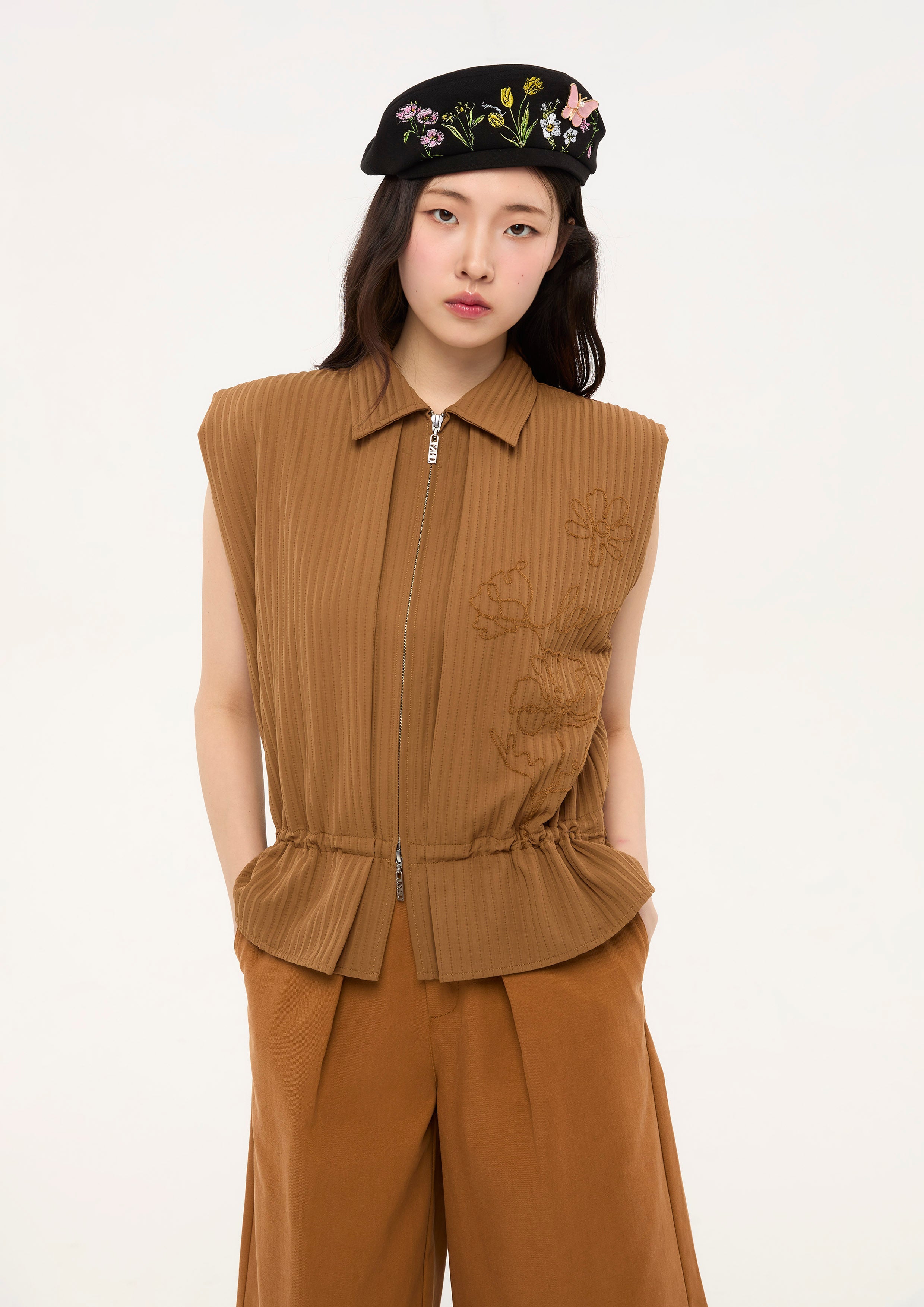 เสื้อกั๊กปักลายดอกไม้แต่งซิปหน้า คอลเลกชัน Bloom in Shade & Shadow