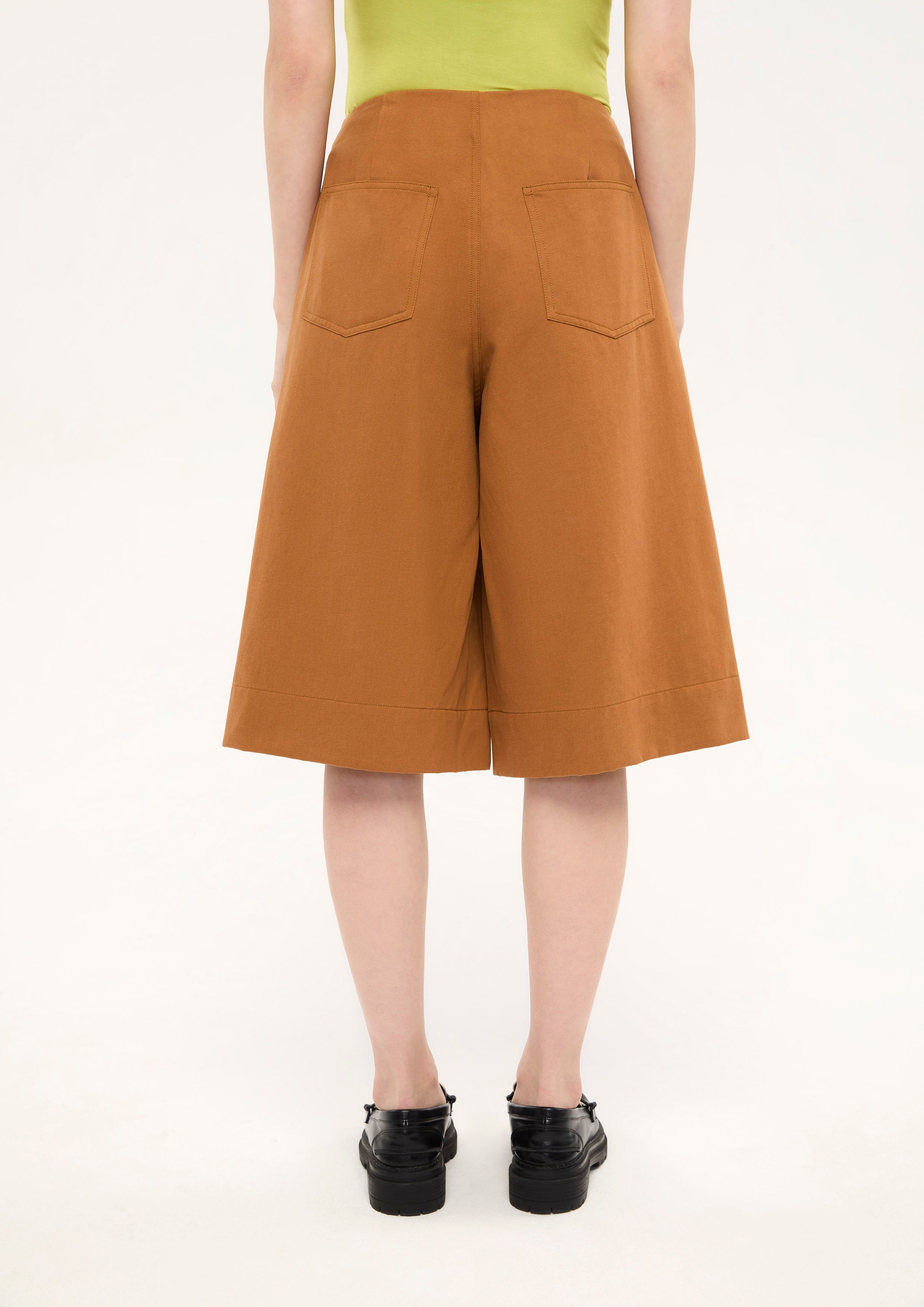 Front Pleated Bermuda Shorts Bloom in Shade & Shadow