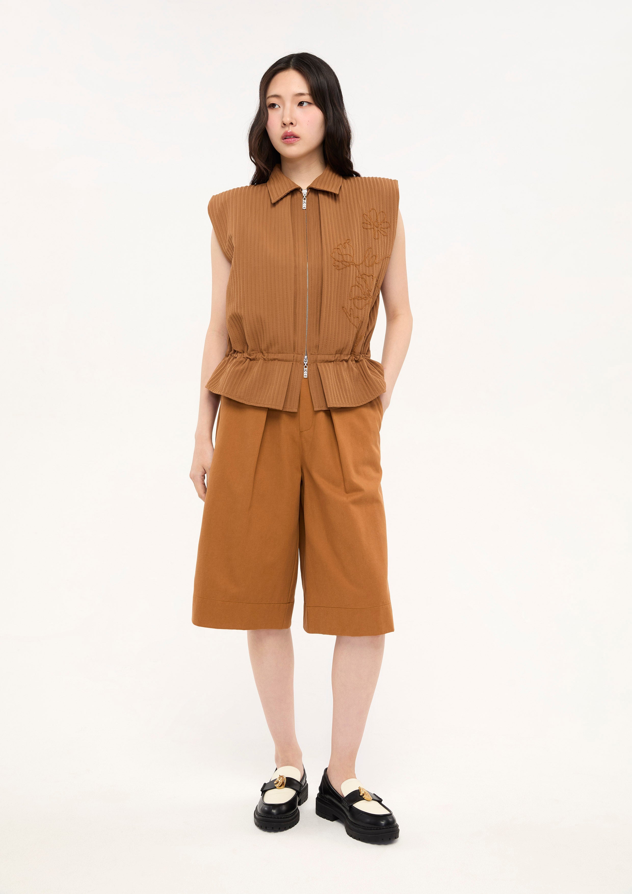 Front Pleated Bermuda Shorts Bloom in Shade & Shadow
