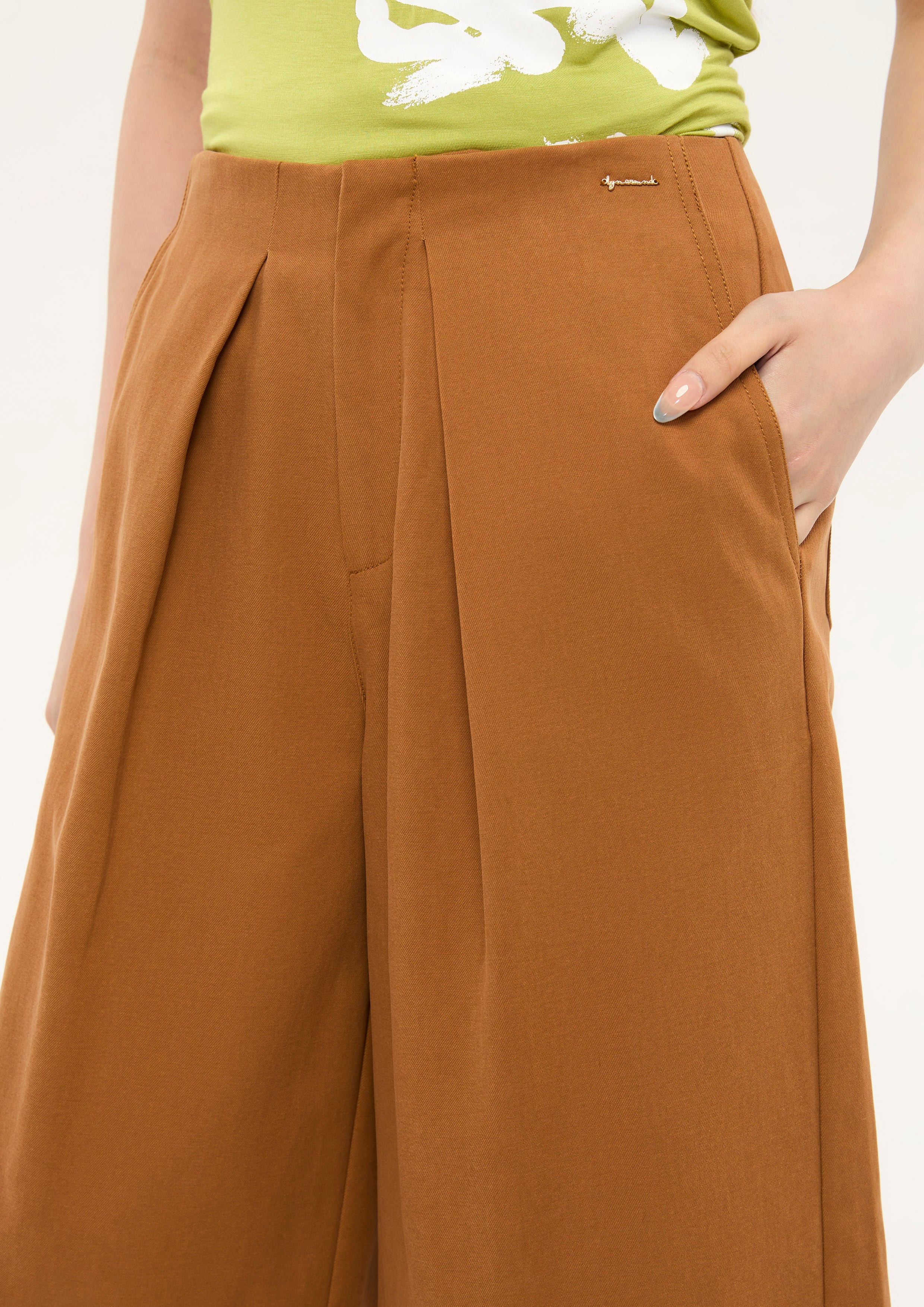 Front Pleated Bermuda Shorts Bloom in Shade & Shadow