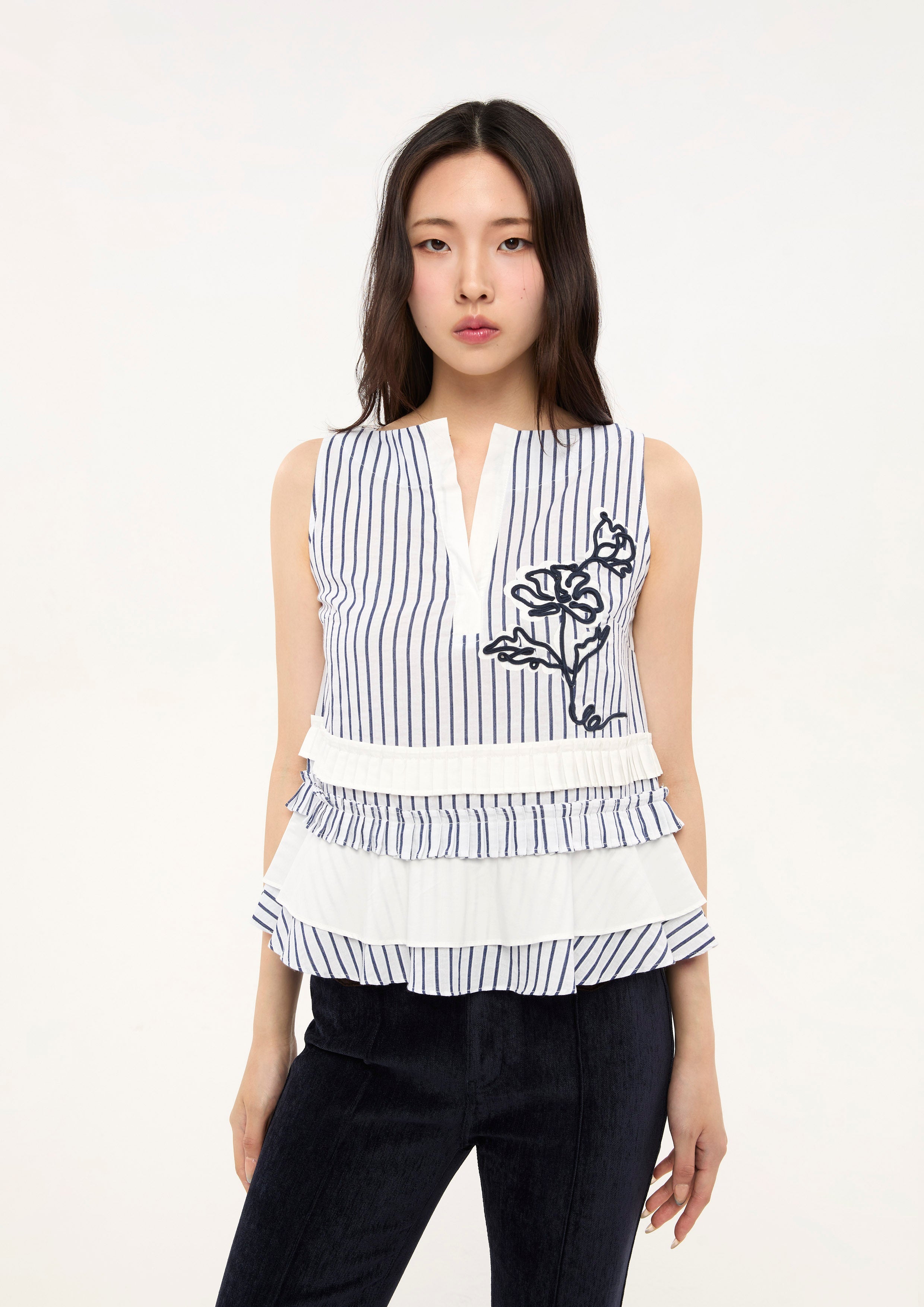 เสื้อลายทางแขนกุดแต่งลายปักดอกไม้ คอลเลกชัน Bloom in Shade & Shadow