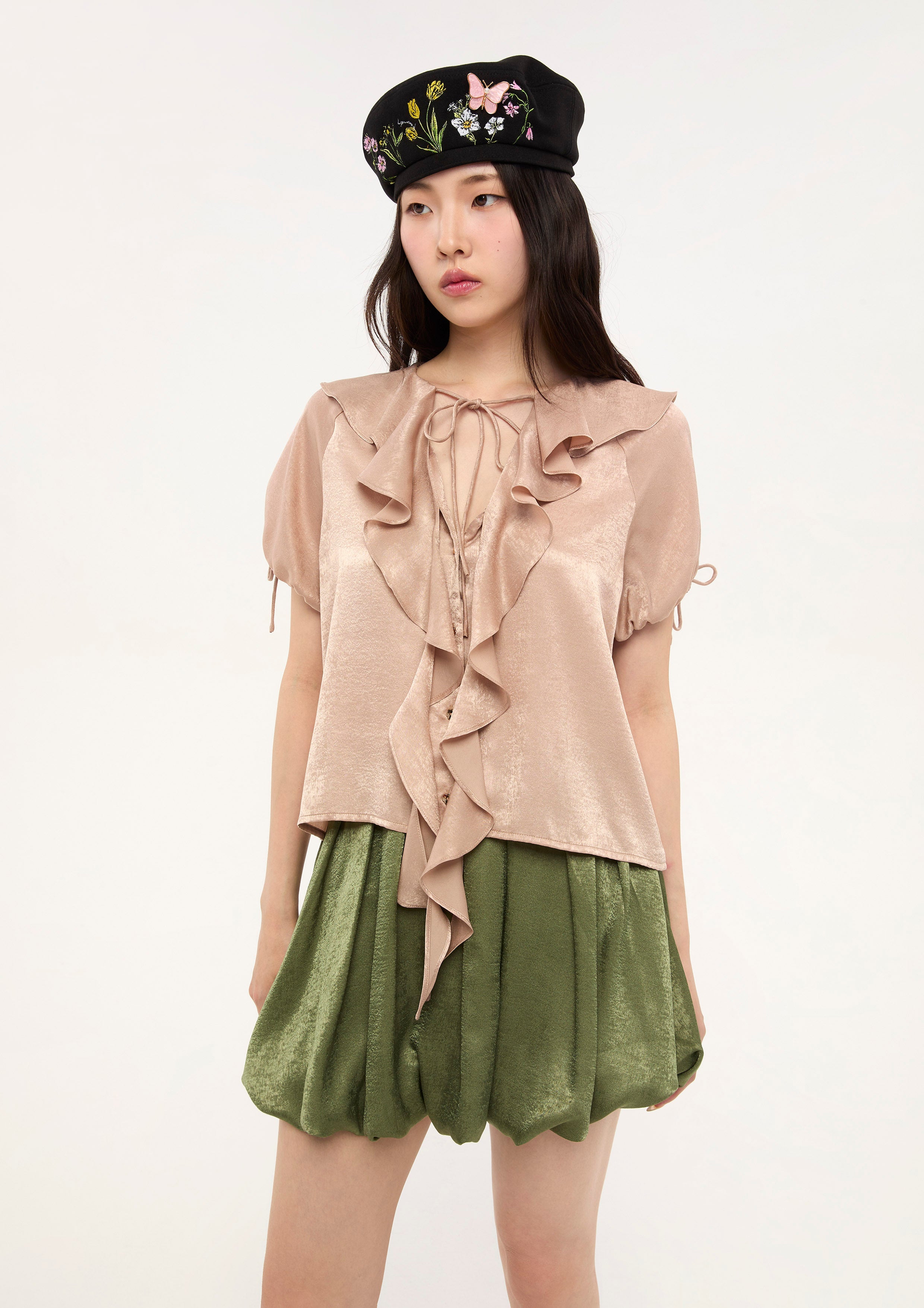 เสื้อเบลาส์แขนสั้นซาตินแต่งระบาย คอลเลกชัน Bloom in Shade & Shadow