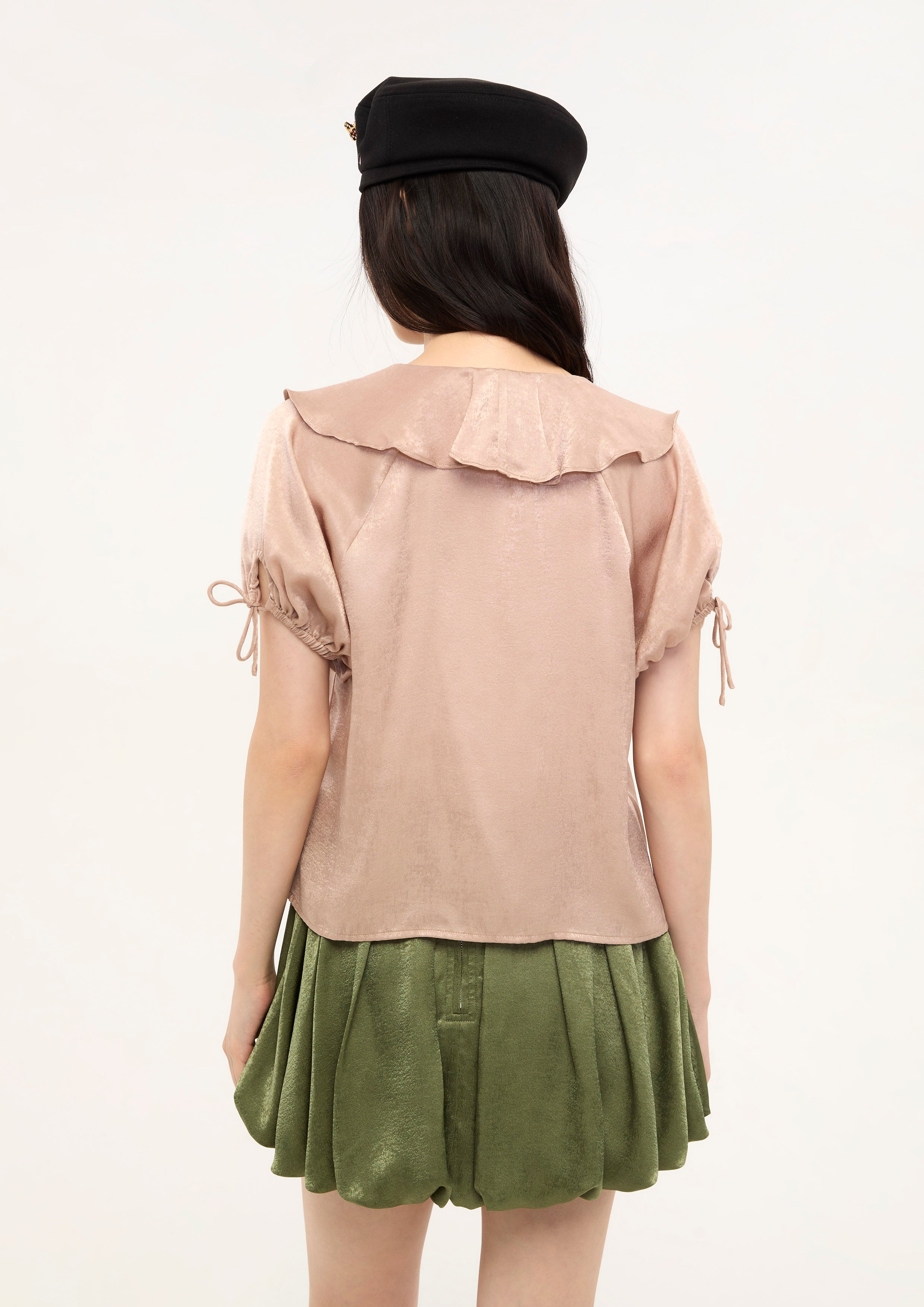 เสื้อเบลาส์แขนสั้นซาตินแต่งระบาย คอลเลกชัน Bloom in Shade & Shadow