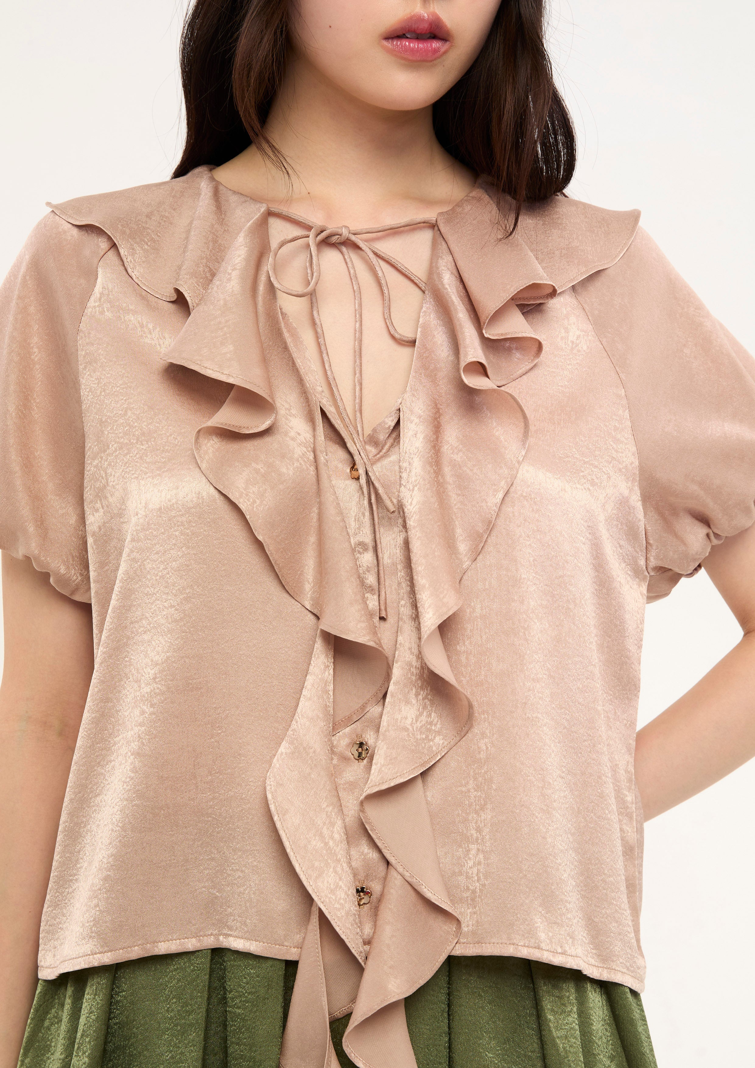 เสื้อเบลาส์แขนสั้นซาตินแต่งระบาย คอลเลกชัน Bloom in Shade & Shadow