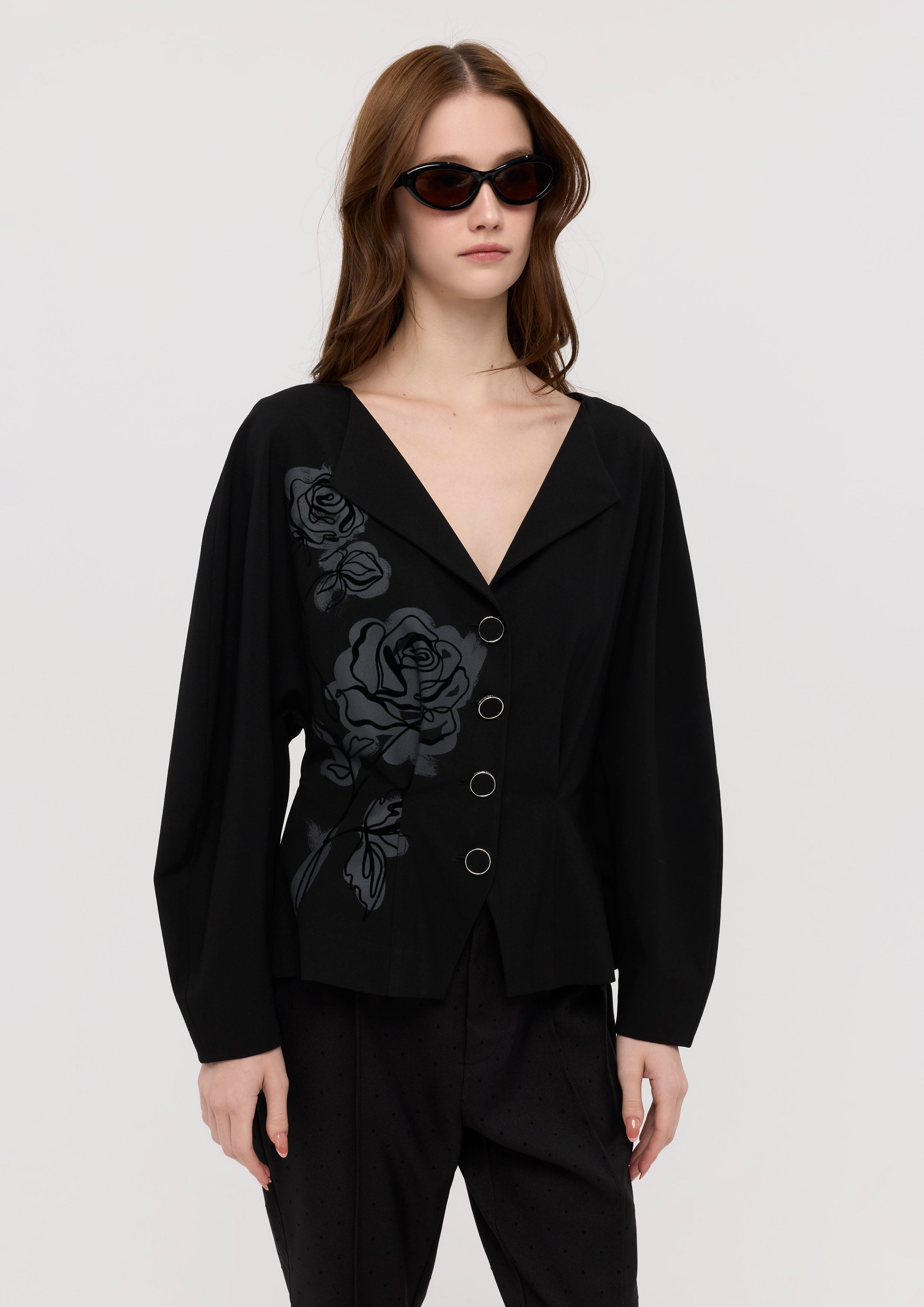 เสื้อเบลาส์แขนยาวพิมพ์ลายดอกกุหลาบ คอลเลกชัน Bloom in Shade & Shadow