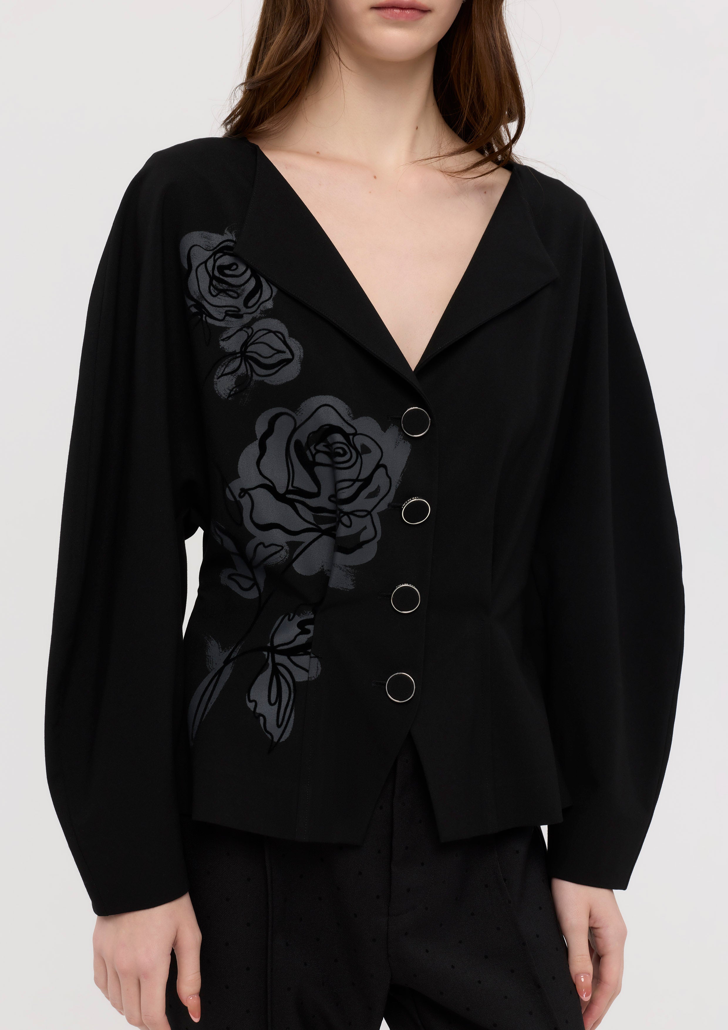 เสื้อเบลาส์แขนยาวพิมพ์ลายดอกกุหลาบ คอลเลกชัน Bloom in Shade & Shadow