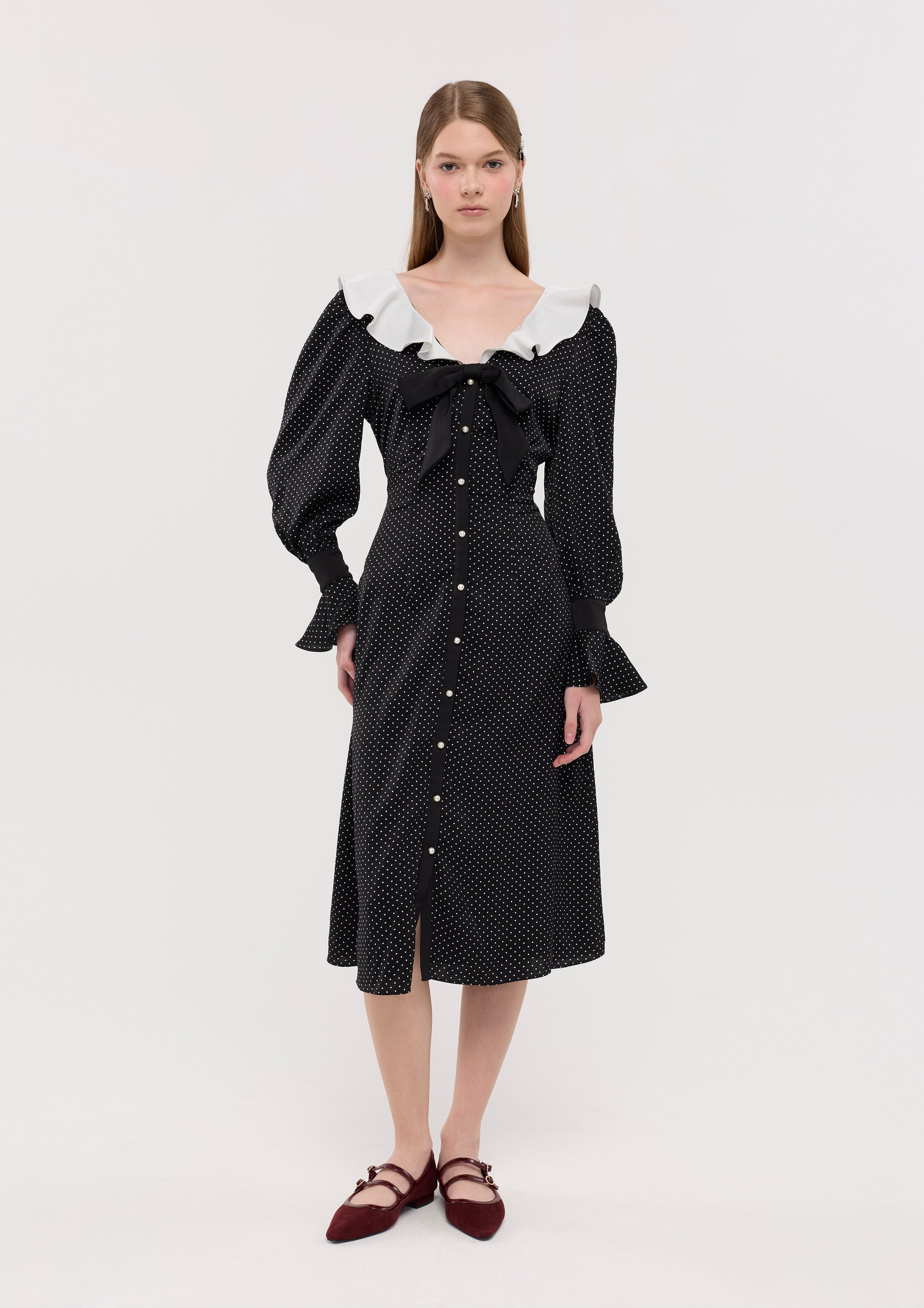 เดรสคลุมเข่าลายจุดโพลกาดอตคอเสื้อแต่งระบาย คอลเลกชัน La Femme Demure