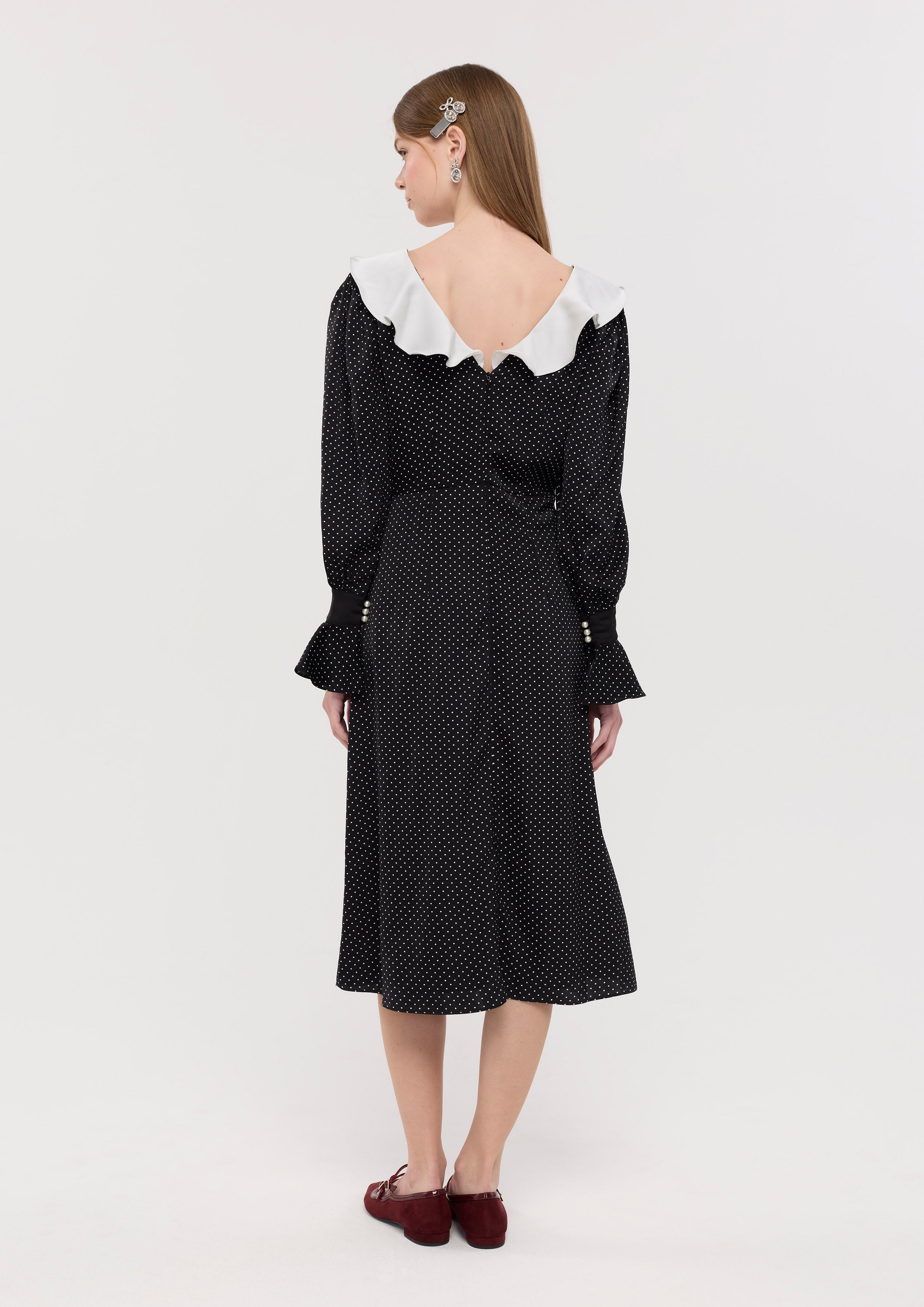 เดรสคลุมเข่าลายจุดโพลกาดอตคอเสื้อแต่งระบาย คอลเลกชัน La Femme Demure