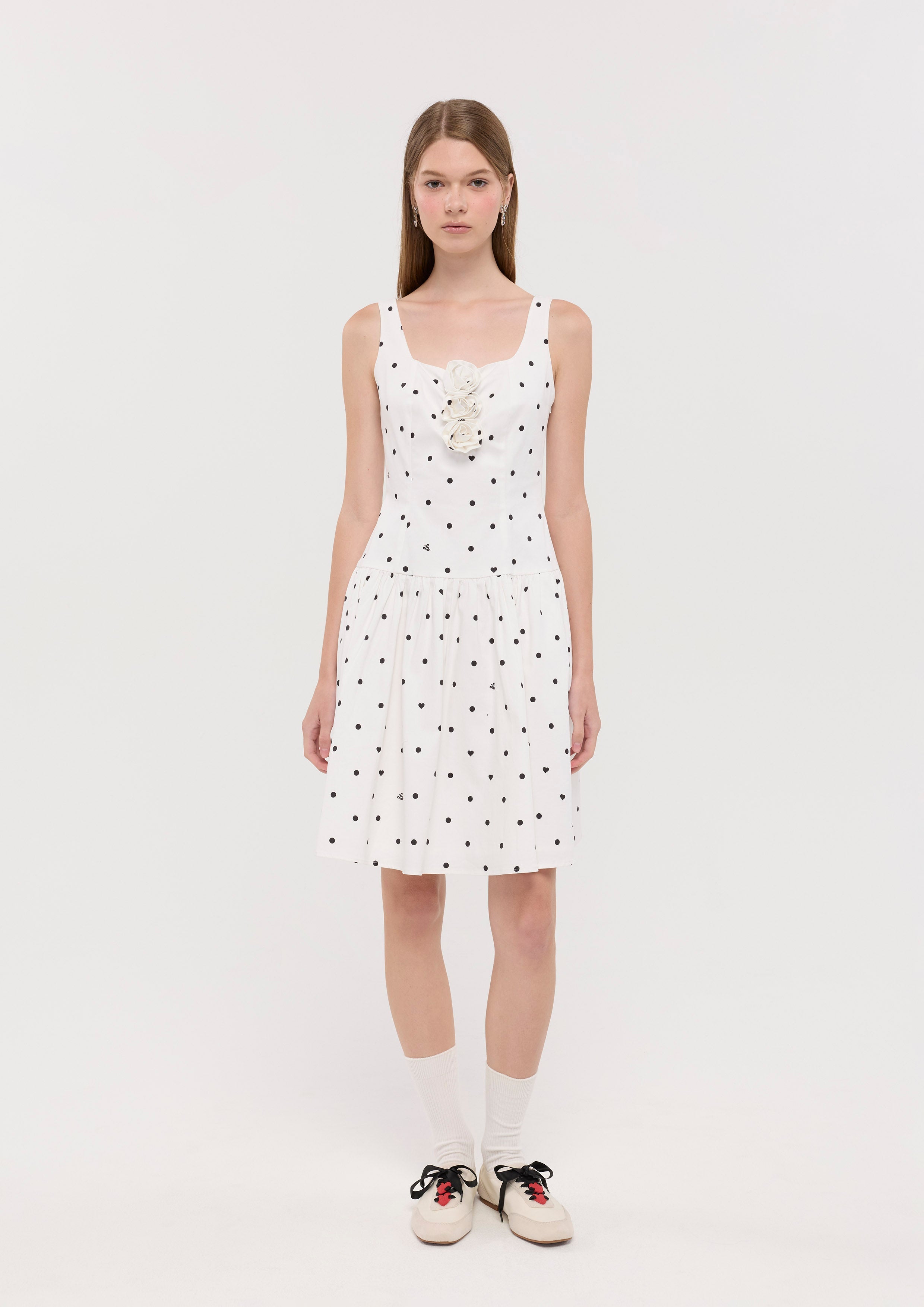 เดรสสั้นลายโพลกาดอตแต่งแอพพลิเก้ดอกกุหลาบ คอลเลกชัน La Femme Demure