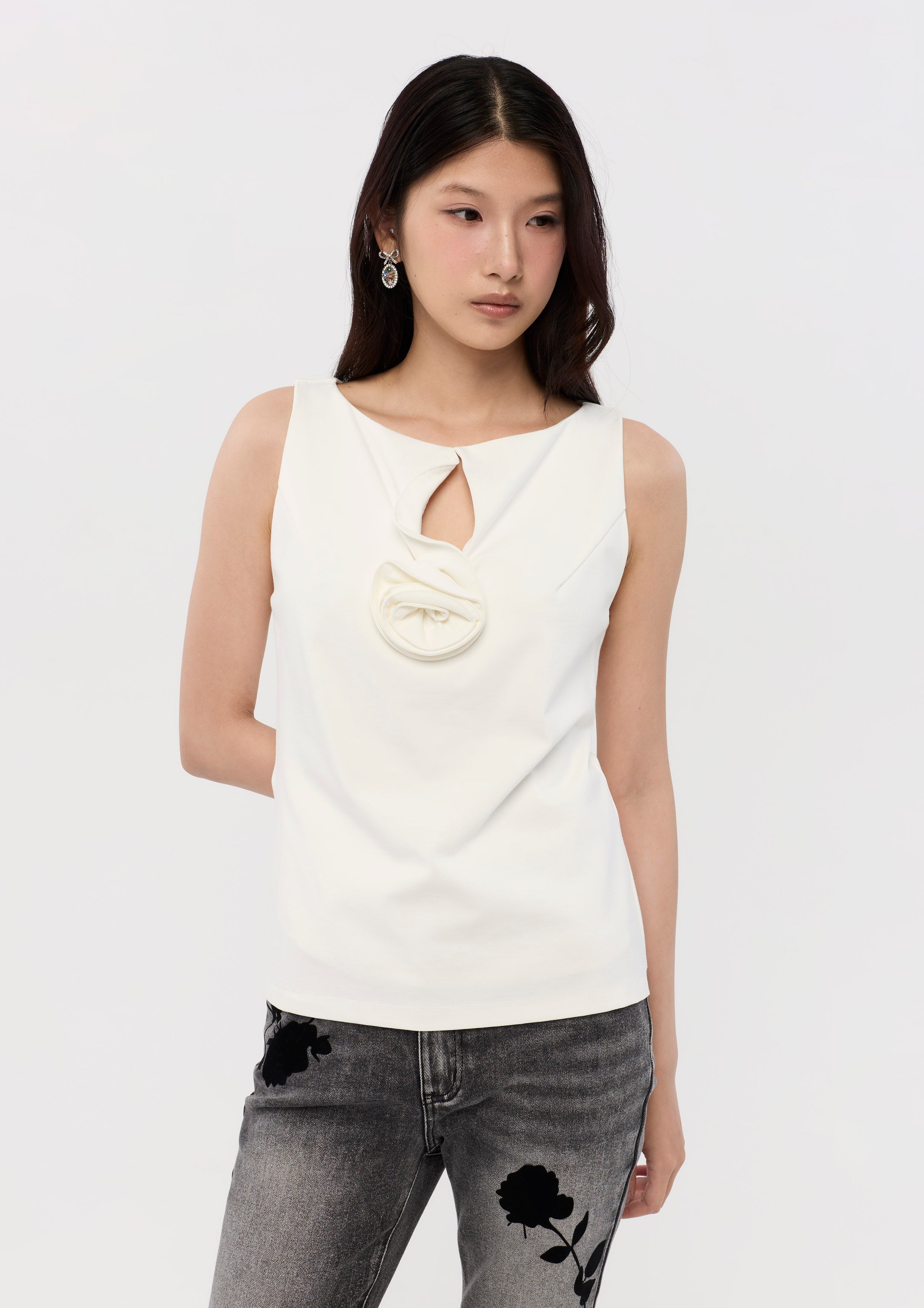 เสื้อแขนกุดแต่งแอพพลิเก้ดอกกุหลาบ คอลเลกชัน La Femme Demure