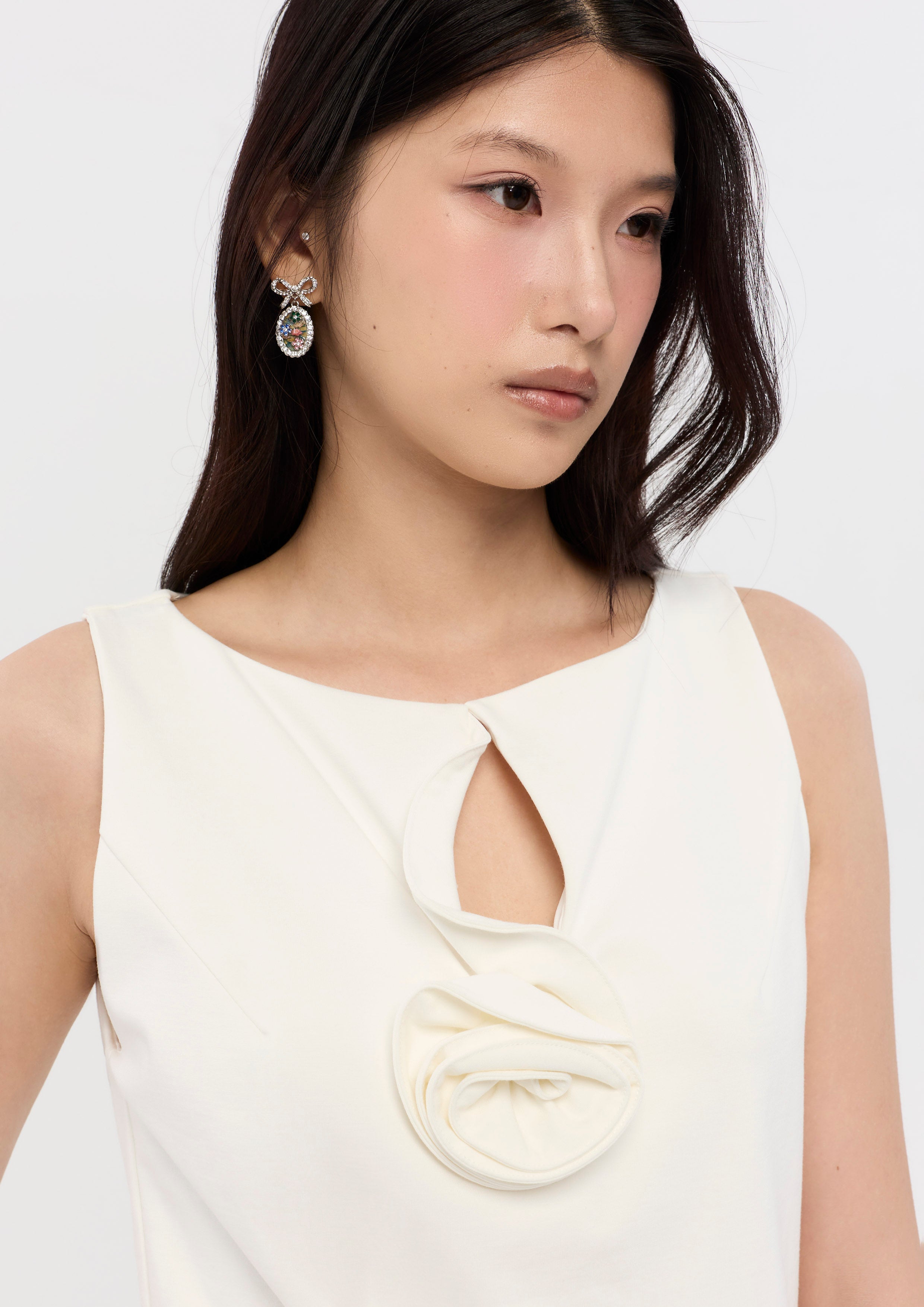 เสื้อแขนกุดแต่งแอพพลิเก้ดอกกุหลาบ คอลเลกชัน La Femme Demure