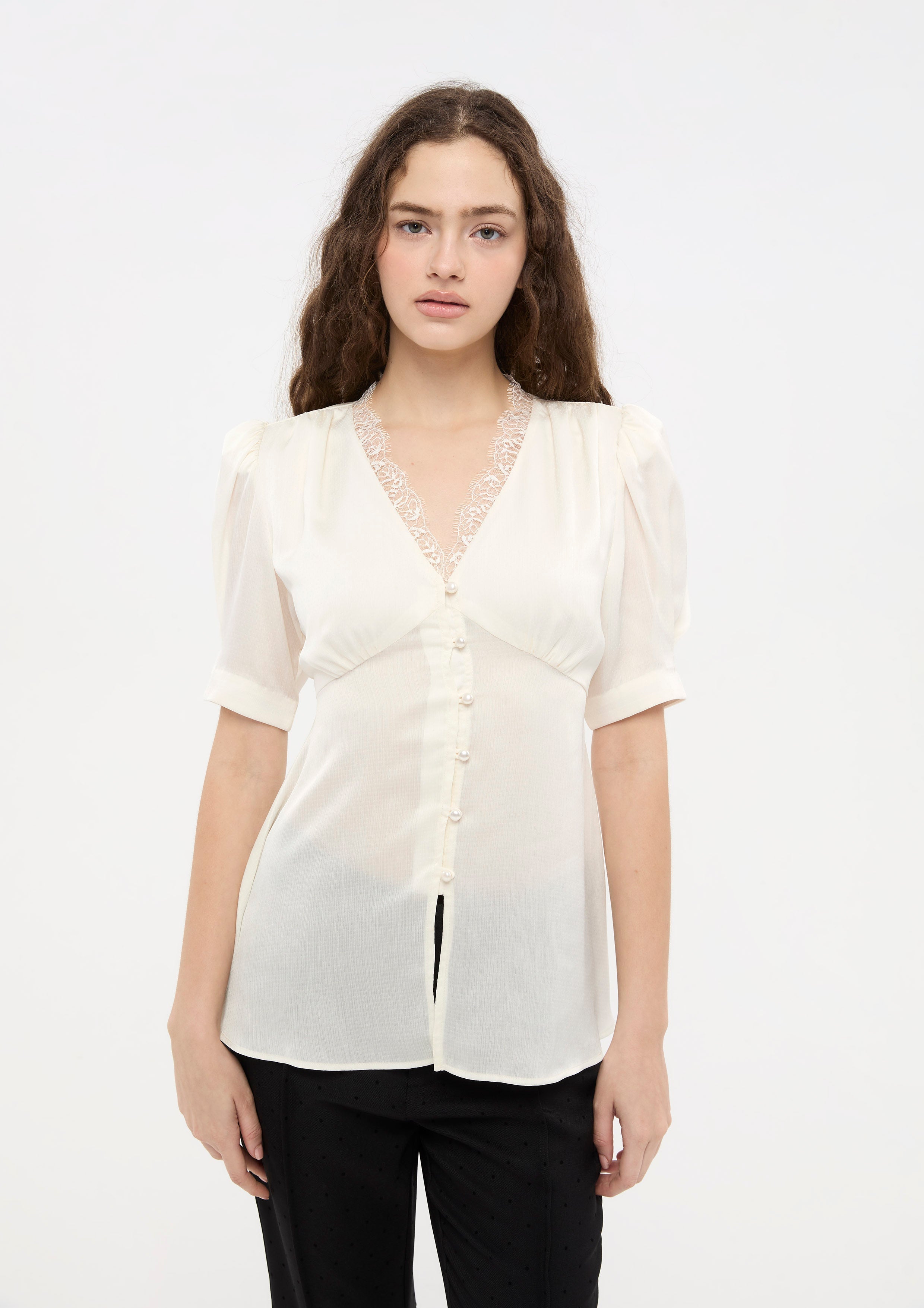 เสื้อเบลาส์แขนสั้นผ้าเชียร์แต่งขอบลูกไม้ คอลเลกชัน La Femme Demure