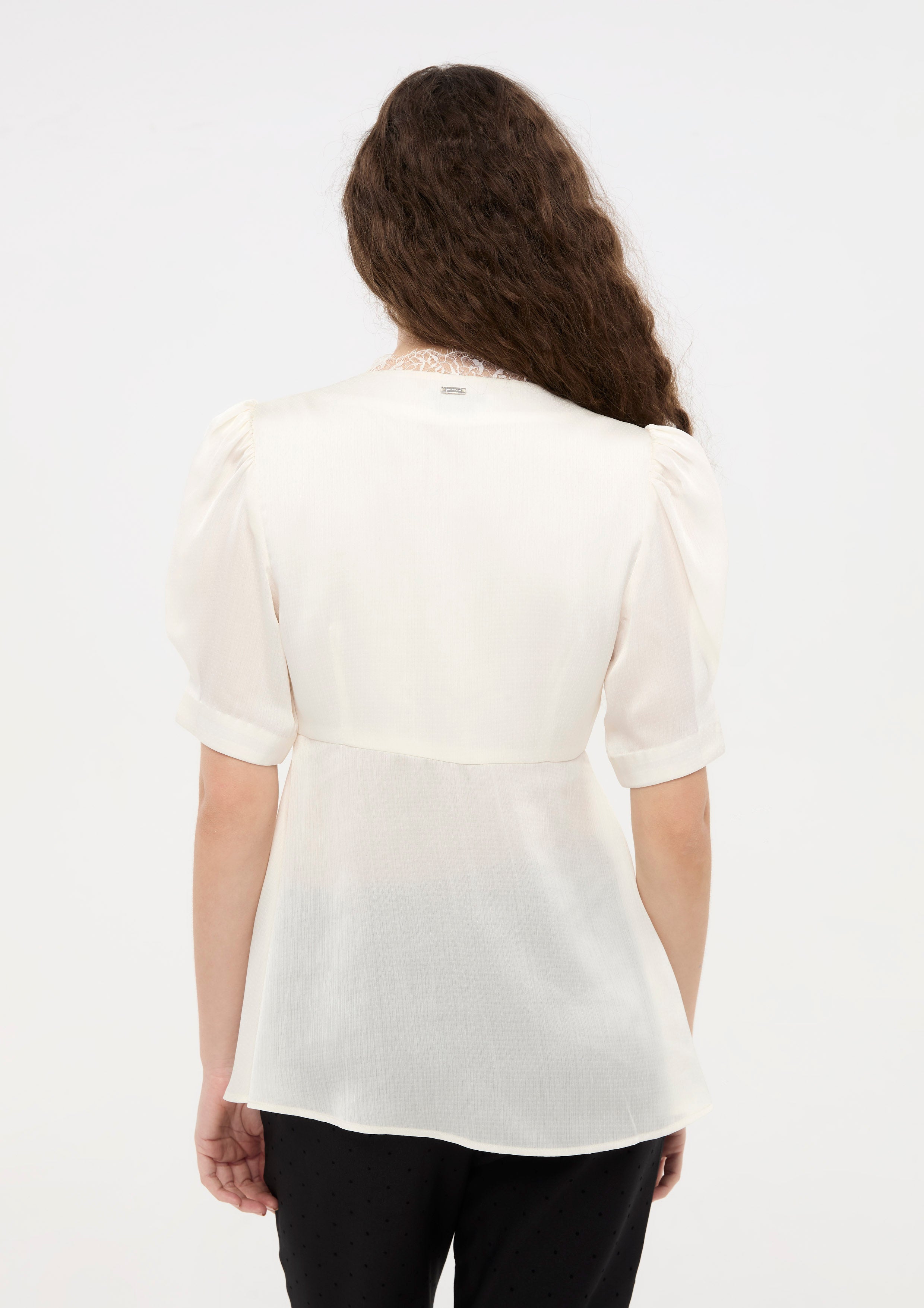 เสื้อเบลาส์แขนสั้นผ้าเชียร์แต่งขอบลูกไม้ คอลเลกชัน La Femme Demure