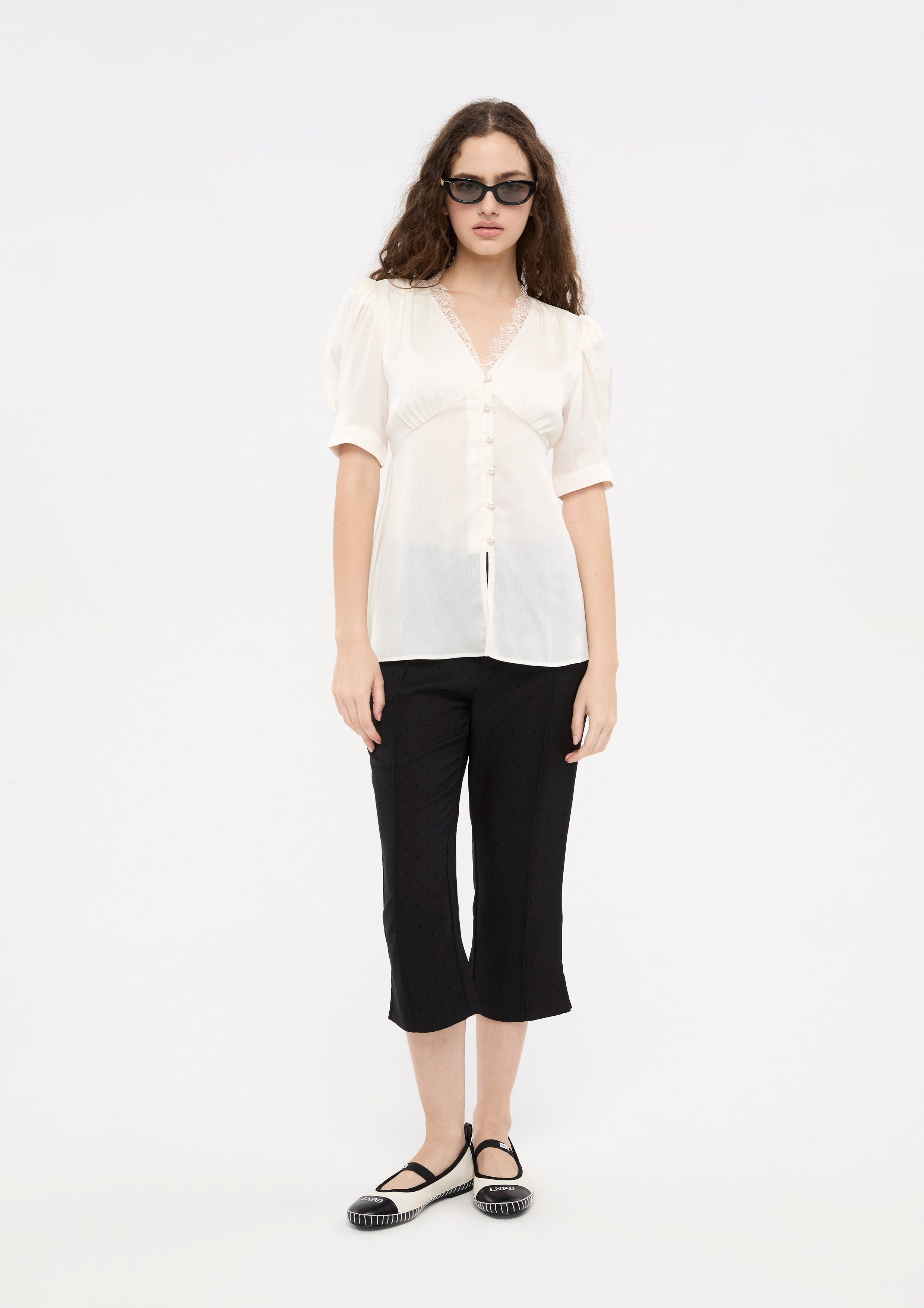 เสื้อเบลาส์แขนสั้นผ้าเชียร์แต่งขอบลูกไม้ คอลเลกชัน La Femme Demure