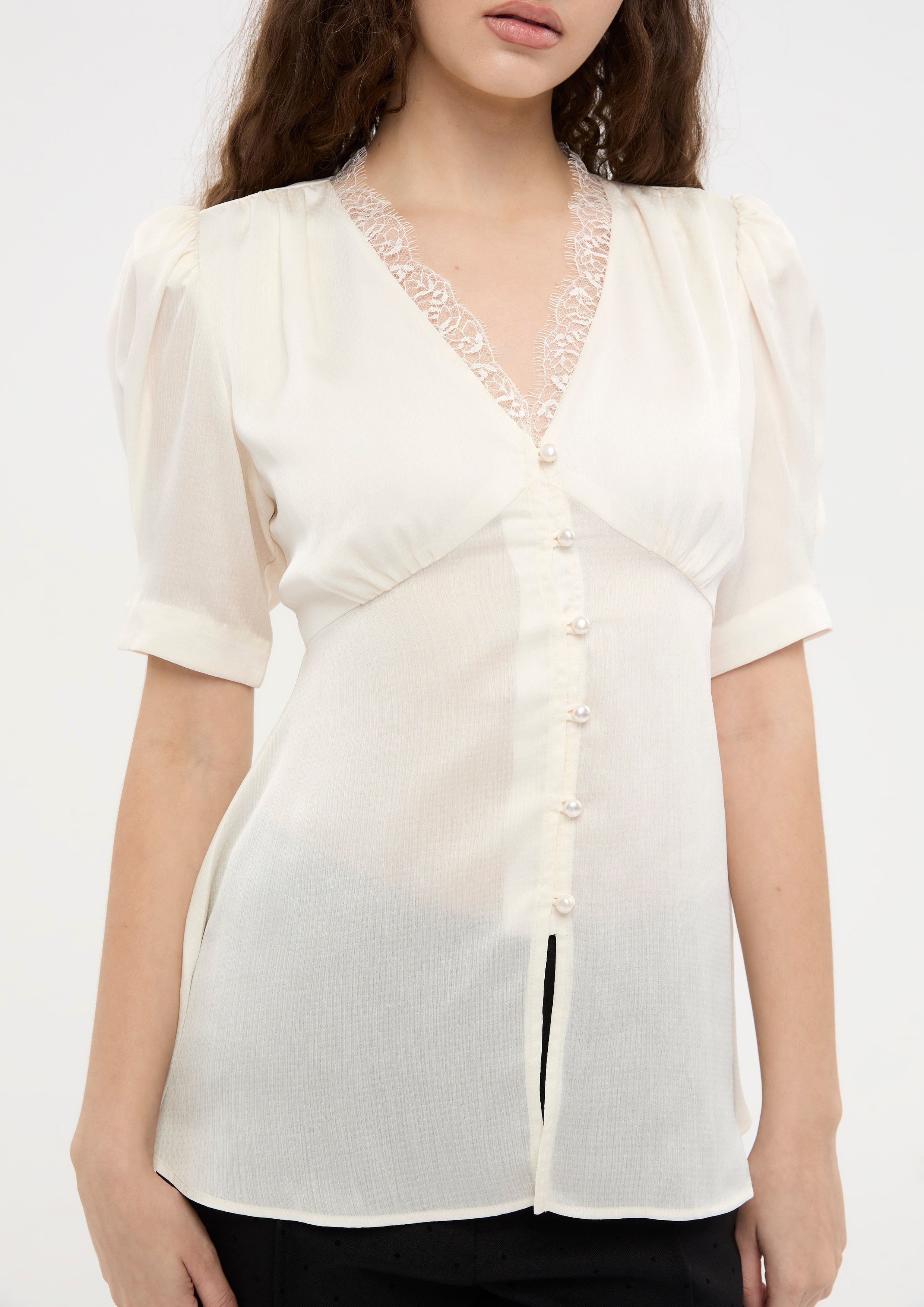 เสื้อเบลาส์แขนสั้นผ้าเชียร์แต่งขอบลูกไม้ คอลเลกชัน La Femme Demure
