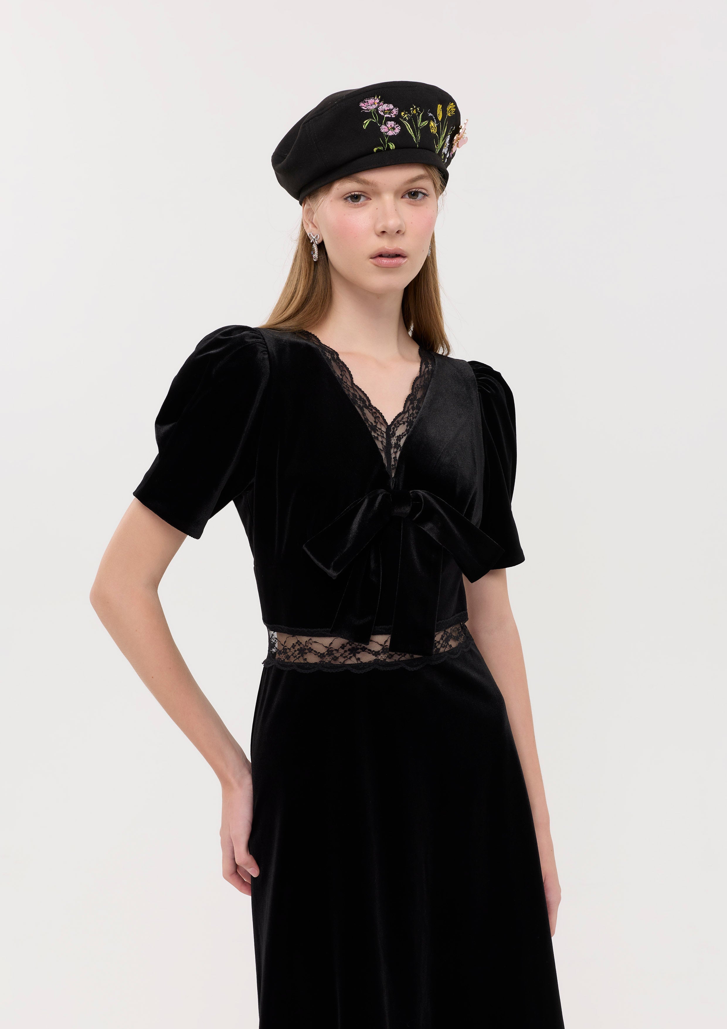เดรสคลุมเข่าผ้ากำมะหยี่แต่งขอบผ้าลูกไม้ คอลเลกชัน La Femme Demure